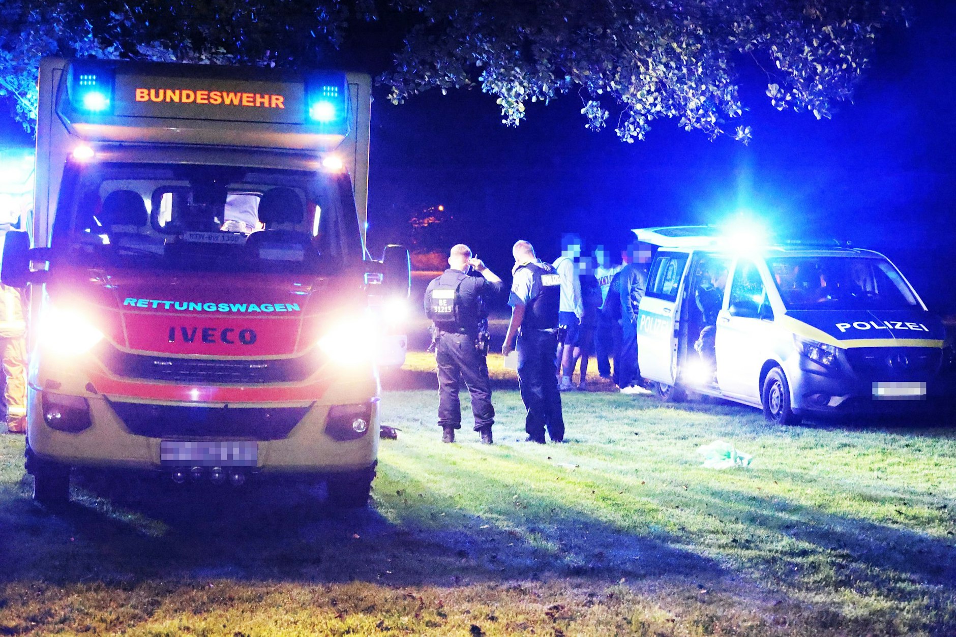 In der Nacht zum Freitag wurde im Schlosspark Pankow eine Frau angeschossen. Polizisten sicherten den Tatort ab, suchten nach den Tätern.