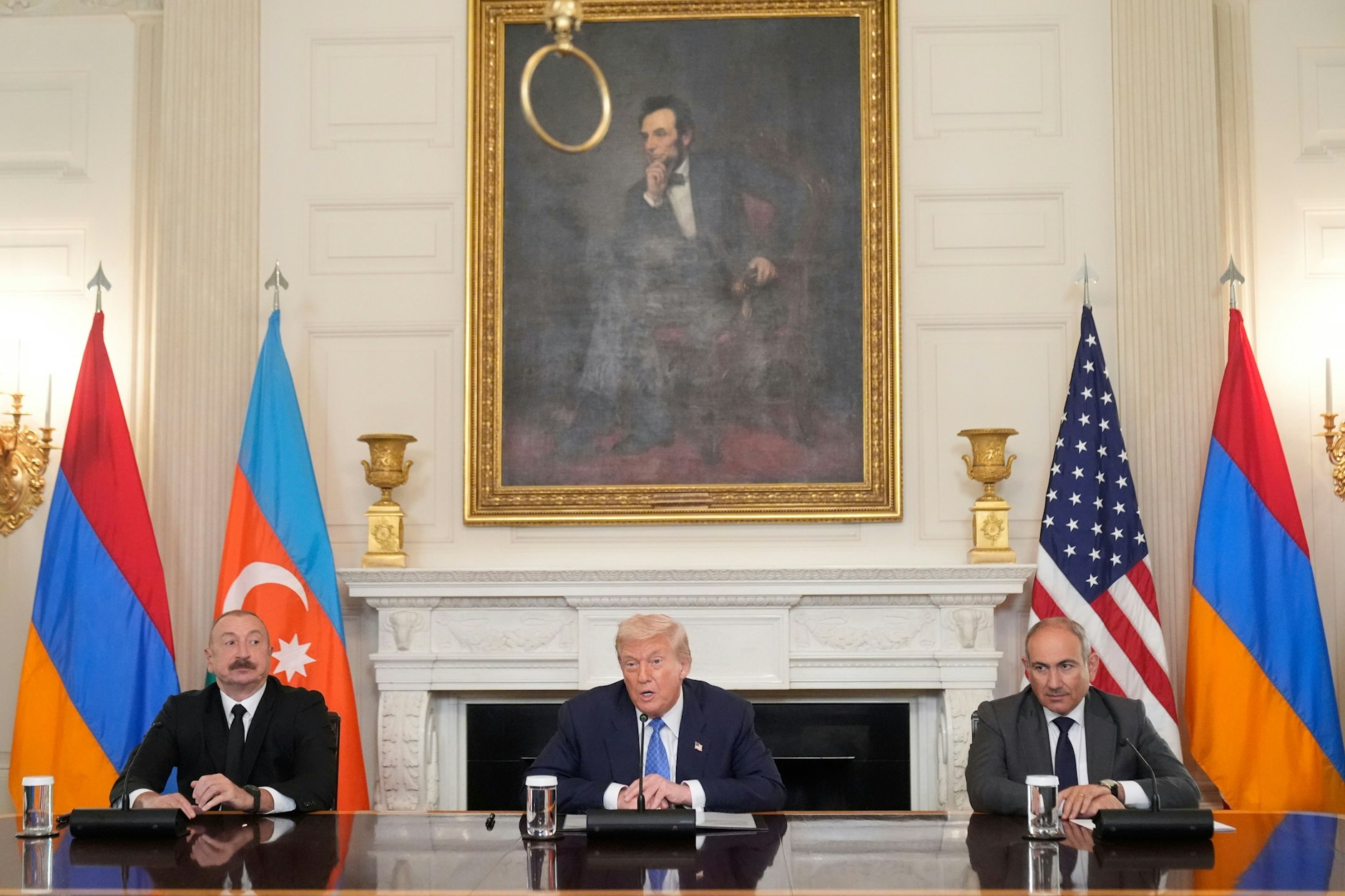 Aserbaidschans Präsident Ilham Aliyev (links), US-Präsident Donald Trump (mitte) und Armeniens Ministerpräsident Nikol Paschinjan (rechts)