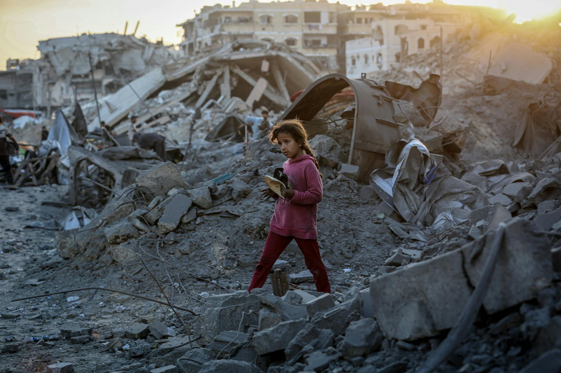 In Mädchen in den Trümmern von Gaza-Stadt