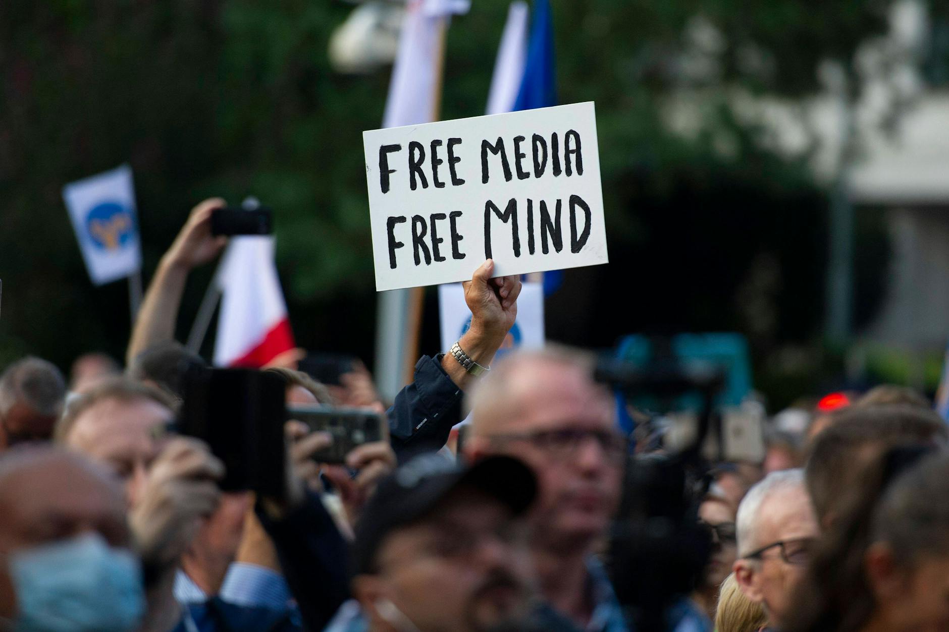 Menschen demonstrieren in Polen für die Pressefreiheit.