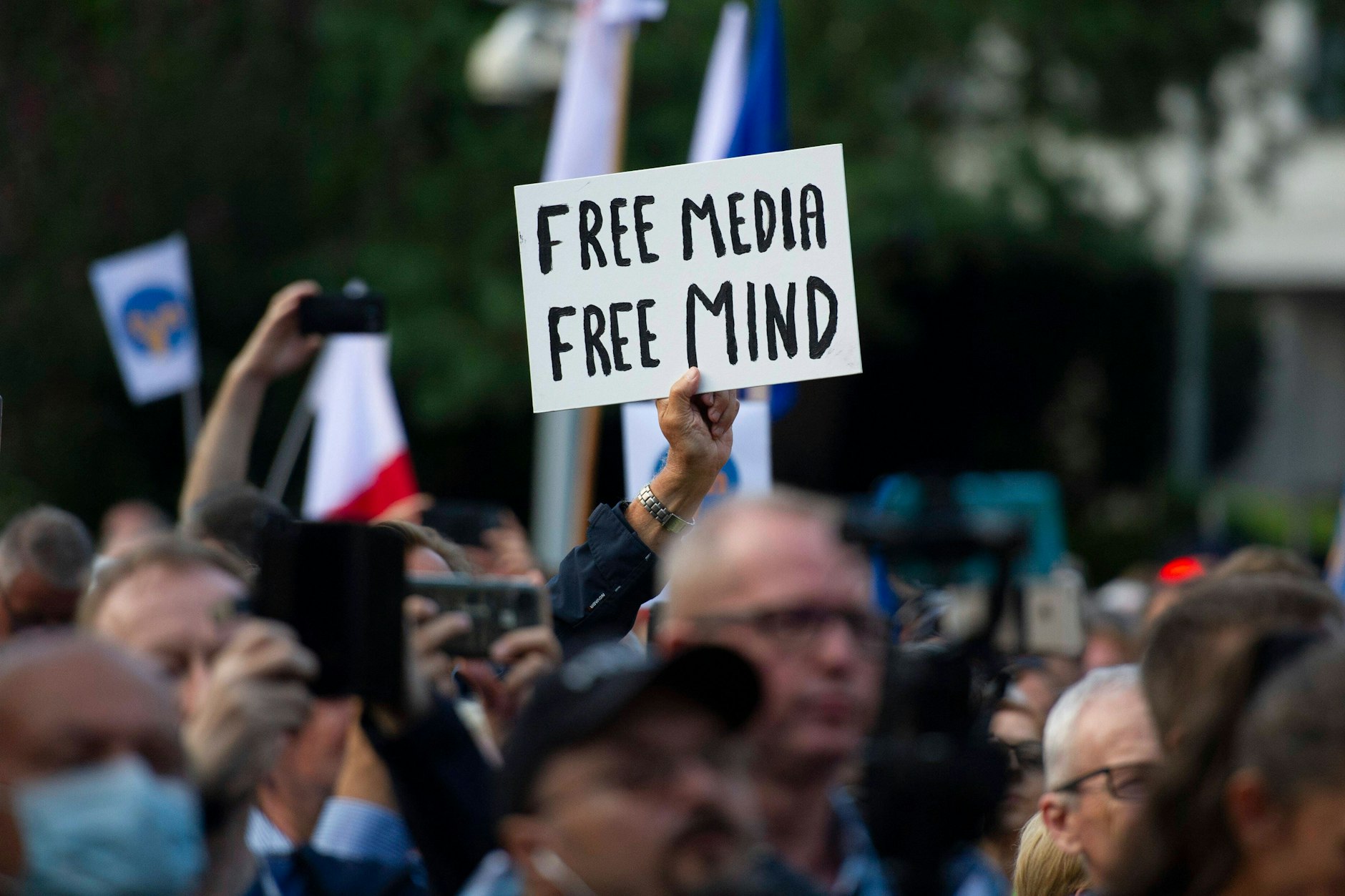 Menschen demonstrieren in Polen für die Pressefreiheit.