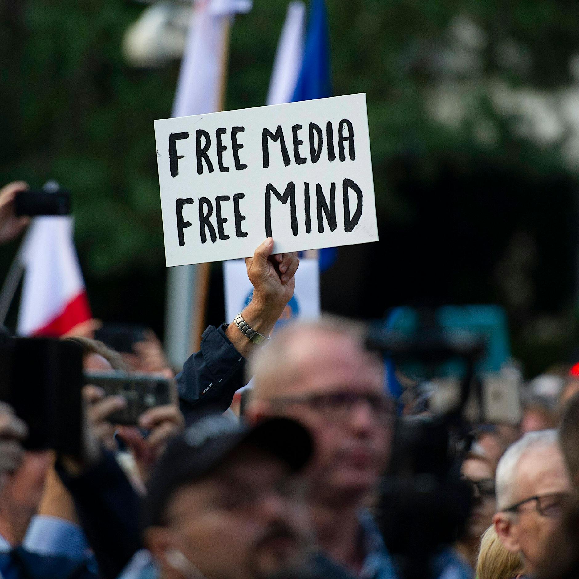 EU-Medienfreiheitsgesetz in Kraft: Schutzschild für Journalisten – oder Einfallstor für Überwachung?