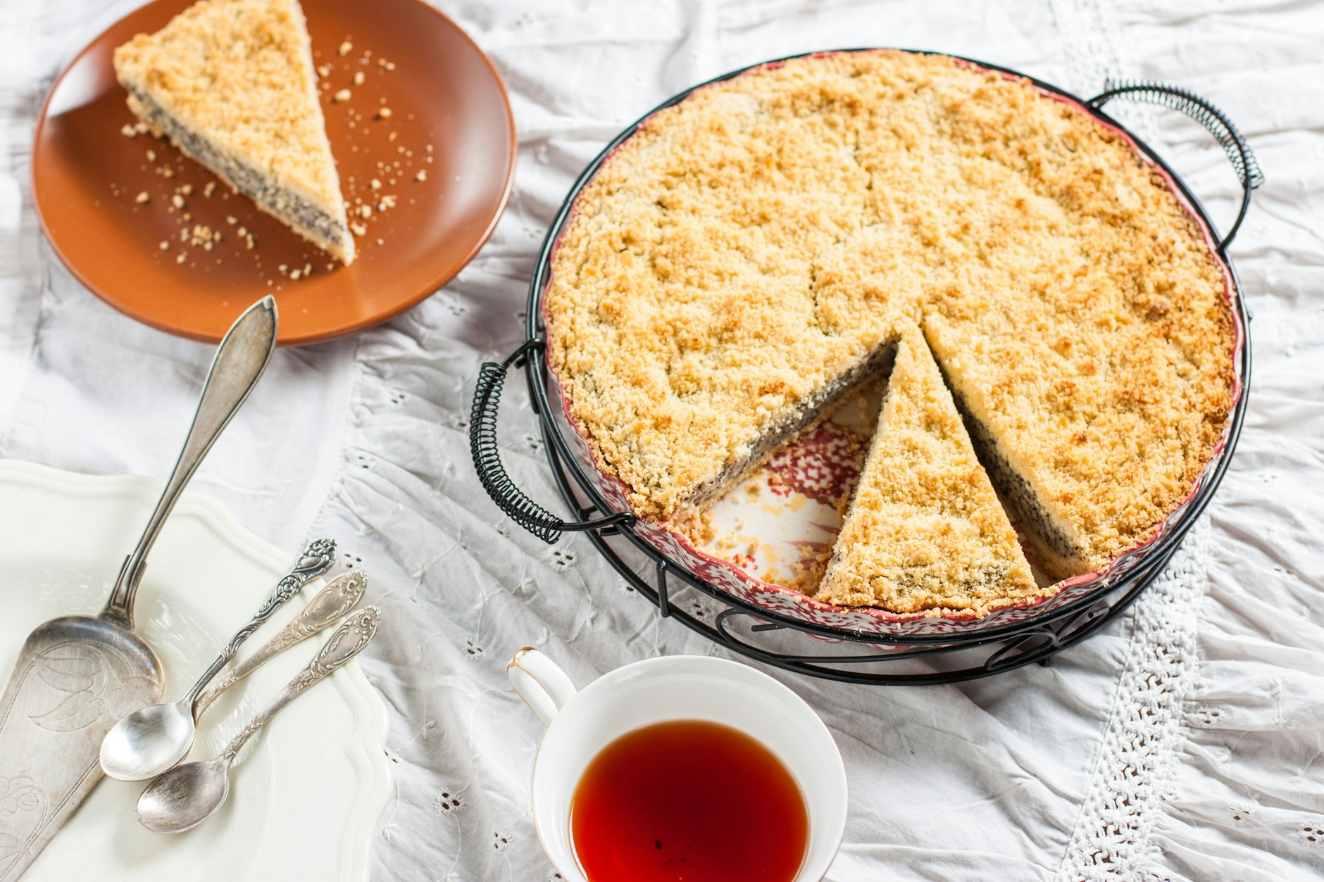 Mohnkuchen mit Streuseln und Pudding ist ein echter Kuchen-Klassiker - und wird Ihnen garantiert das Wochenende versüßen. Versuchen Sie mal unser geniales Rezept!