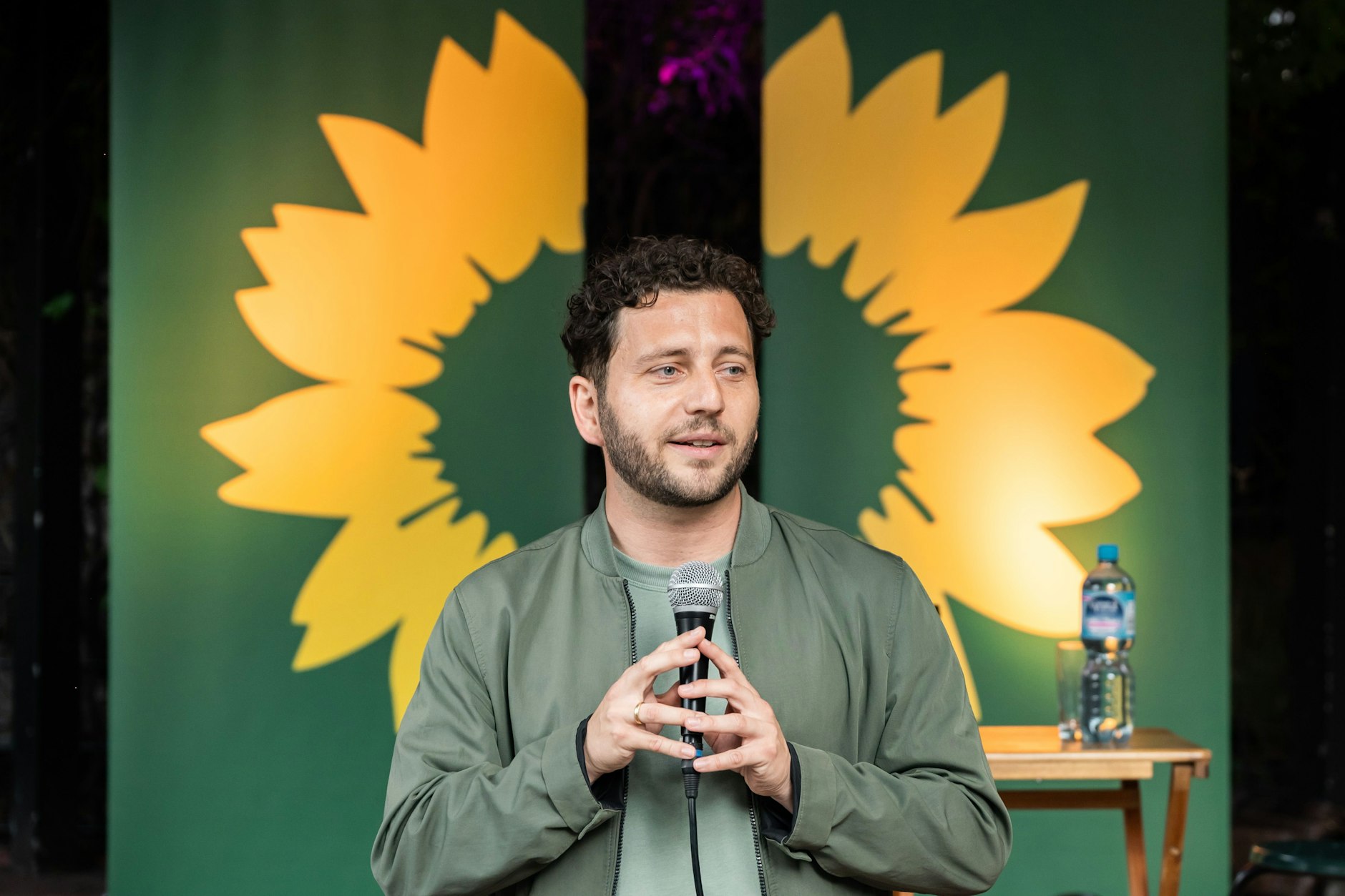 Der Grünen-Chef Felix Banaszak in Magdeburg.