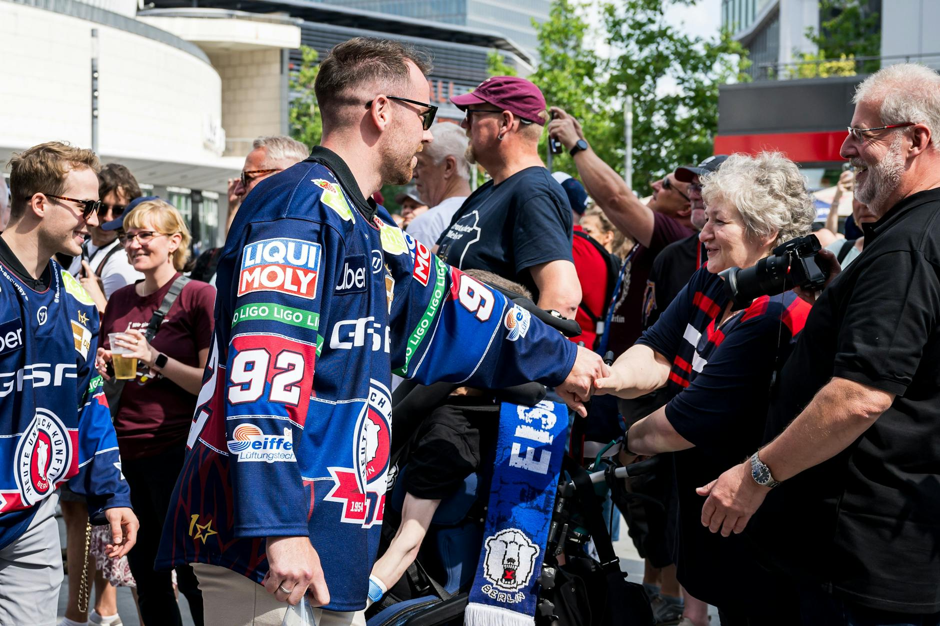 Im Vorjahr mischten sich Marcel Noebels, Ty Ronning & Co. zum Abklatschen und Smalltalk auch schon mal unters Fan-Volk.