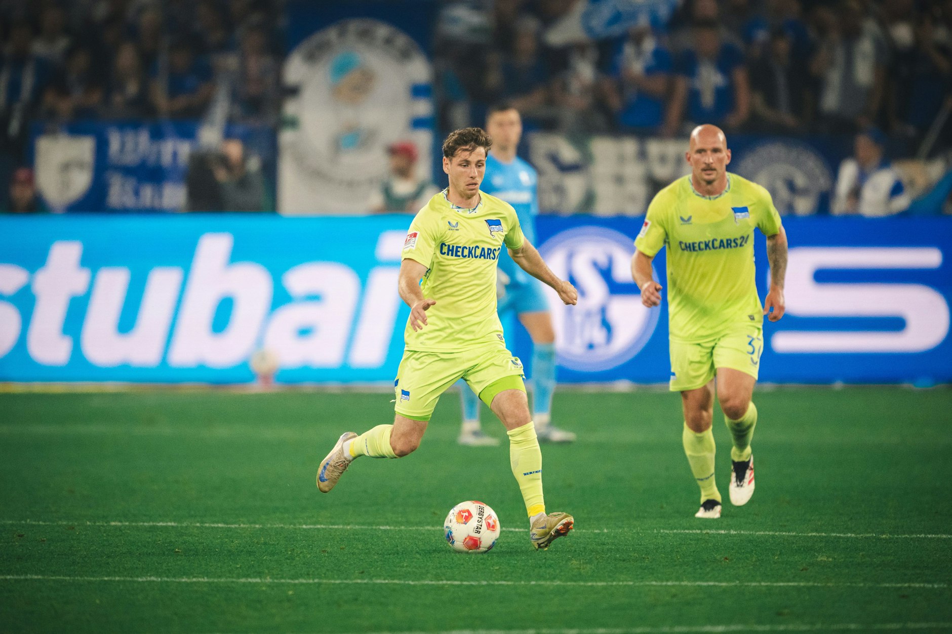 Leon Jensen (l.) feierte bei der Niederlage beim FC Schalke 04 sein Debüt bei den Profis von Hertha BSC.