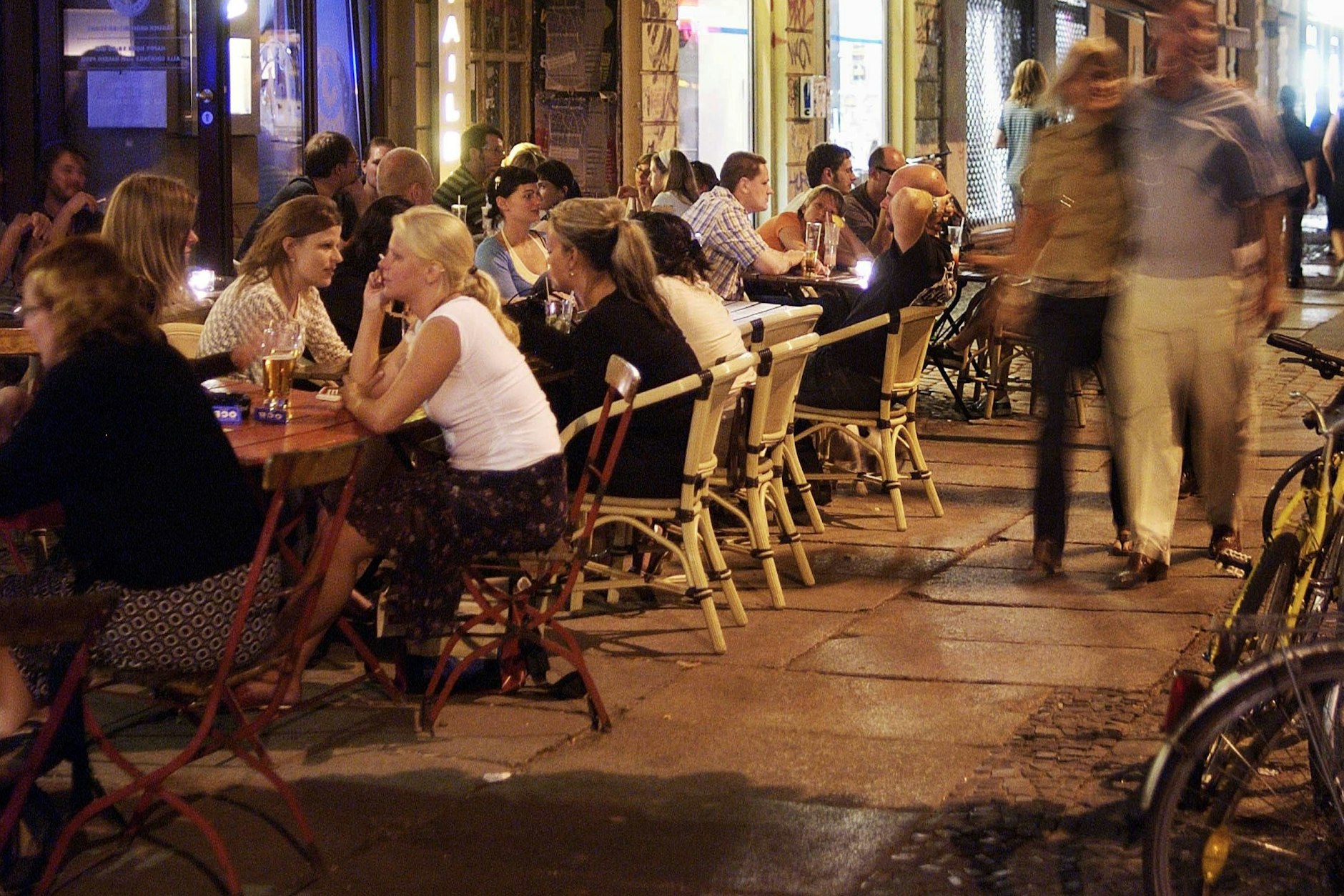 Gäste sitzen an einem Sommerabend vor dem Schwarz Sauer in der Kastanienallee in Prenzlauer Berg. Jetzt dürfen sie auch nach 22 Uhr dort lärmen.