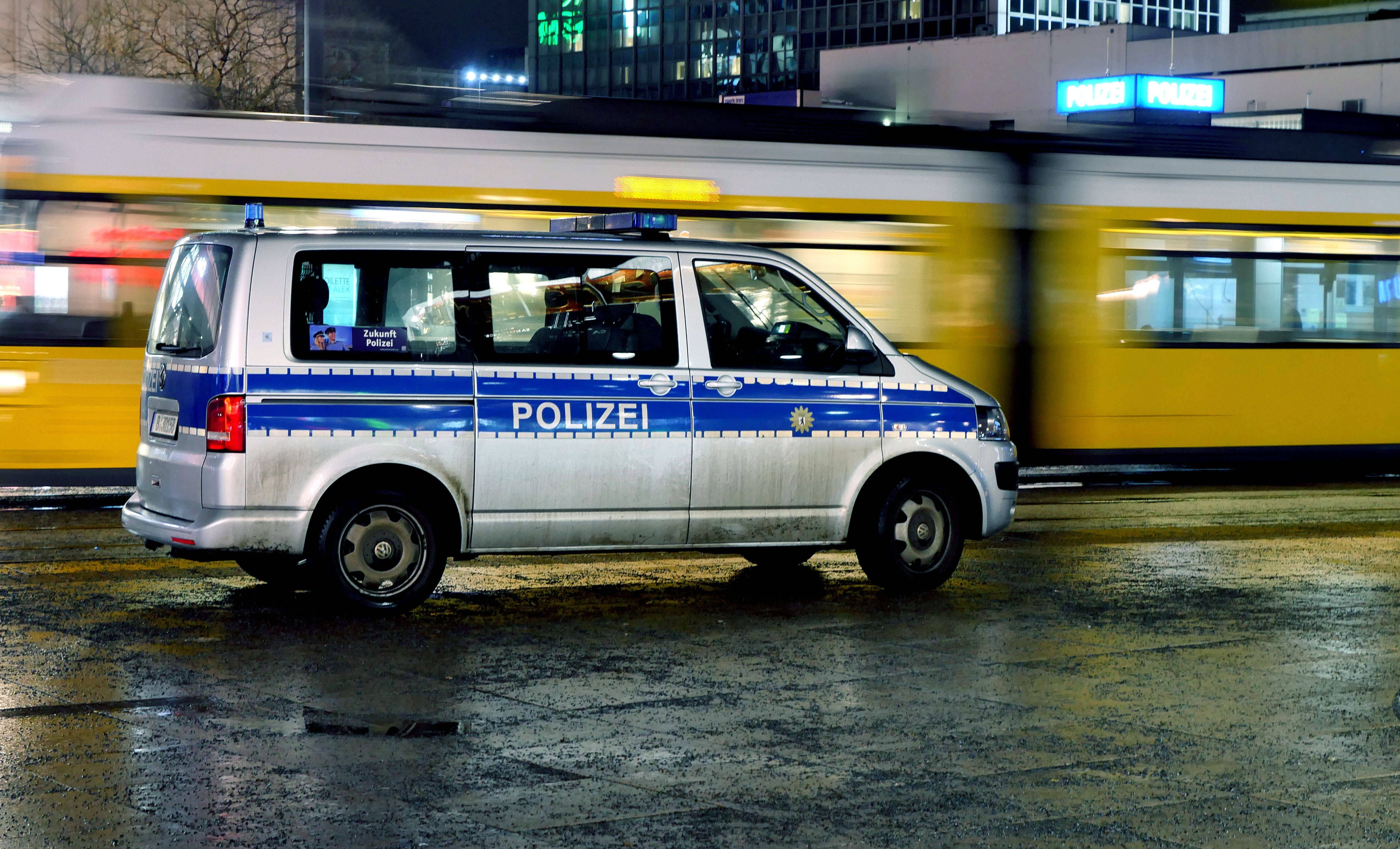 Gewalt am Alex: Polizeischüler tritt auf Mann ein, Kind muss zusehen