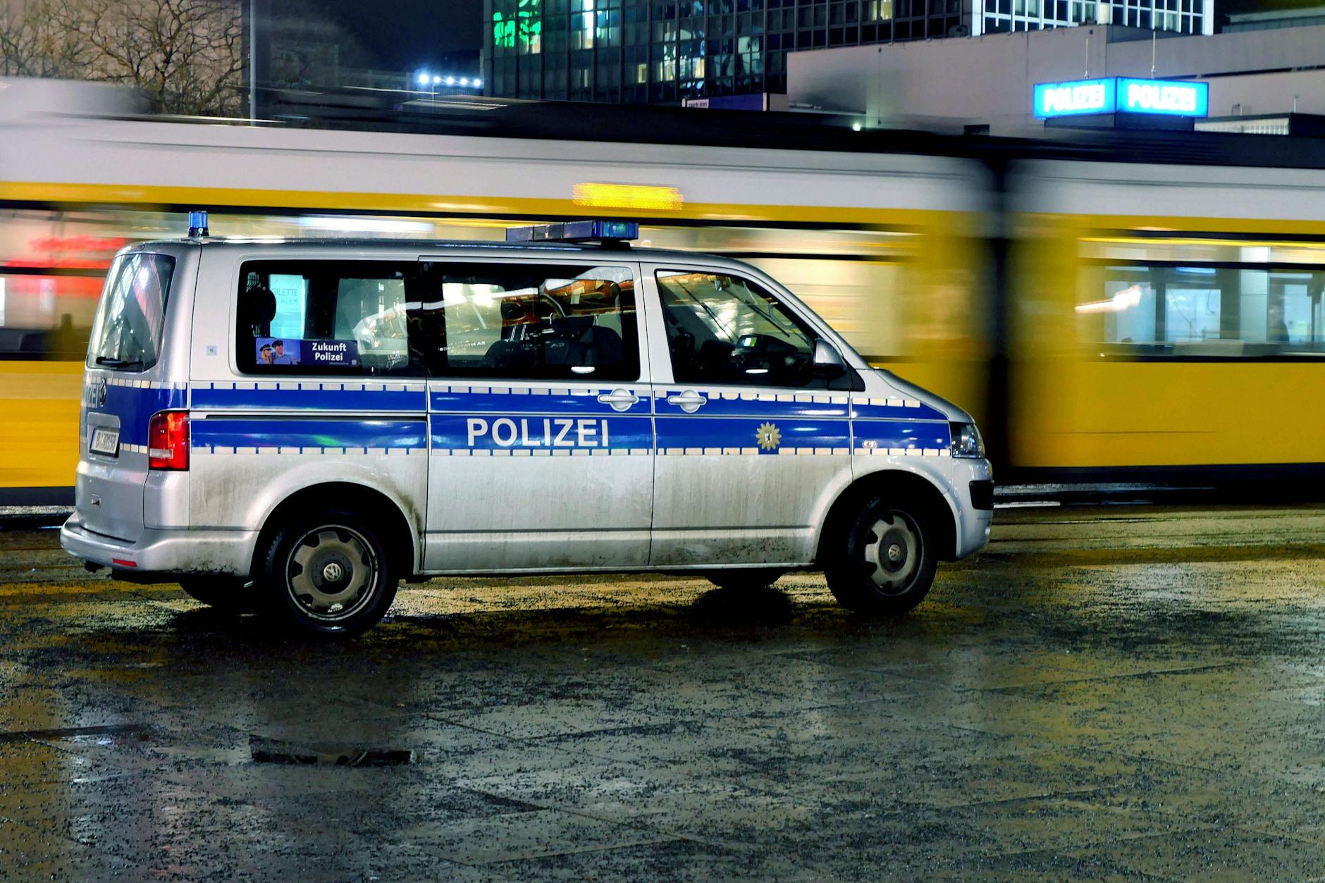 Am Alexanderplatz kam es in der Nacht zum Samstag zu einem Einsatz der Polizei - weil ein Polizeischüler einen Mann rassistisch beleidigte, dann auf ihn eintrat.