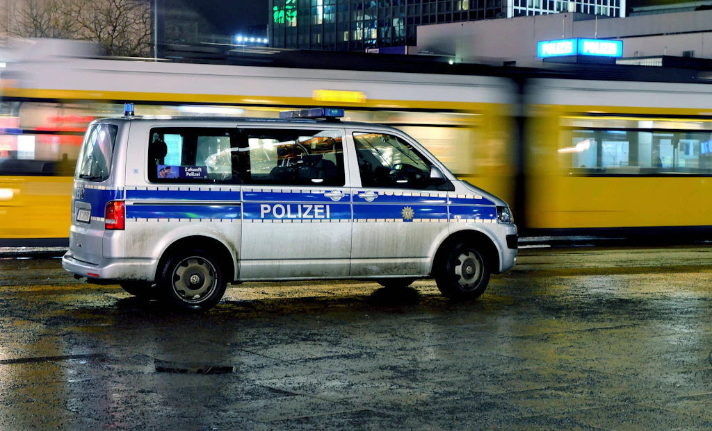 Gewalt am Alex: Polizeischüler tritt auf Mann ein, Kind muss zusehen
