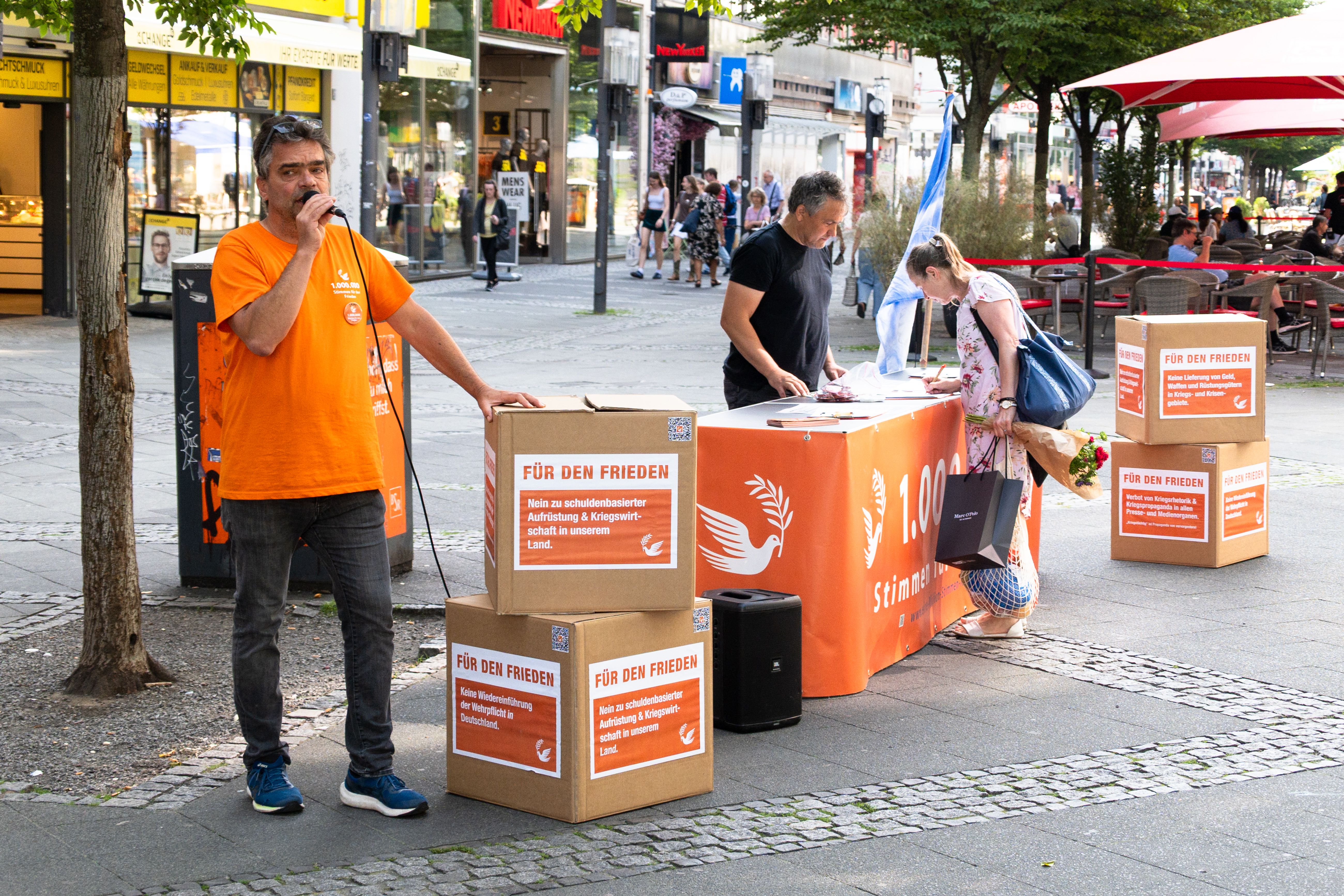 Friedensaktion in Charlottenburg: „Von alleine wird sich nichts verändern“