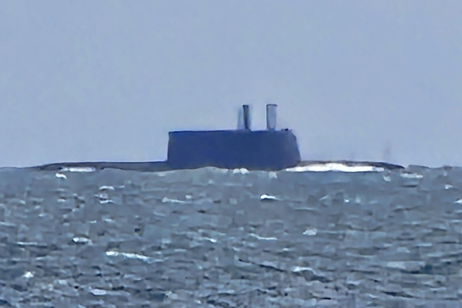 Diese U-Boot tauchte plötzlich vor Rügen in der Ostsee auf und Urlauber Rene Baier filmte es.