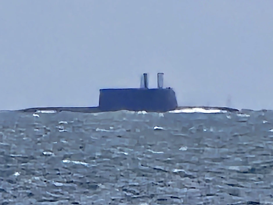 Diese U-Boot tauchte plötzlich vor Rügen in der Ostsee auf und Urlauber Rene Baier filmte es.
