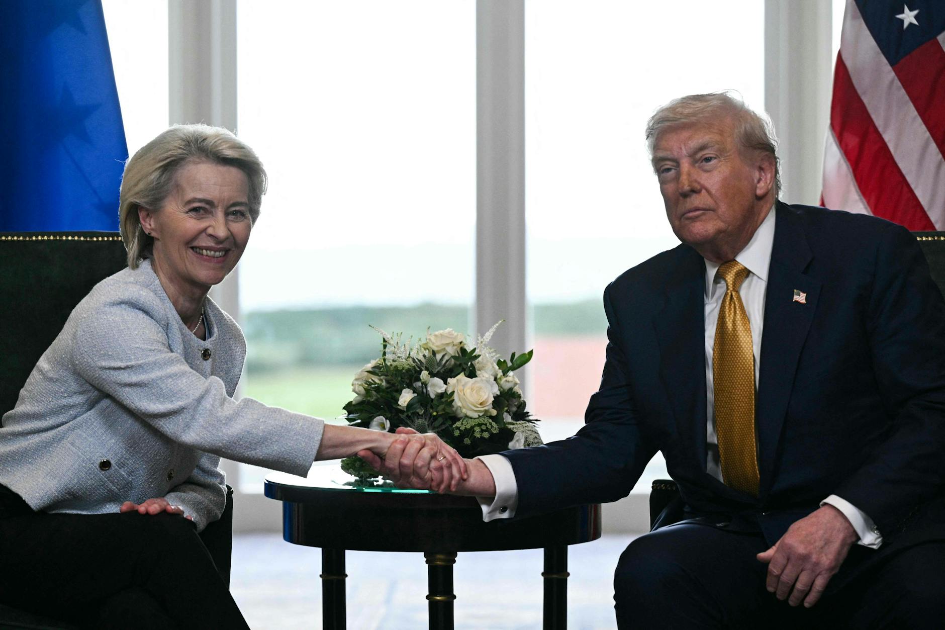 Ursula von der Leyen beschließt einen Deal mit Donald Trump.