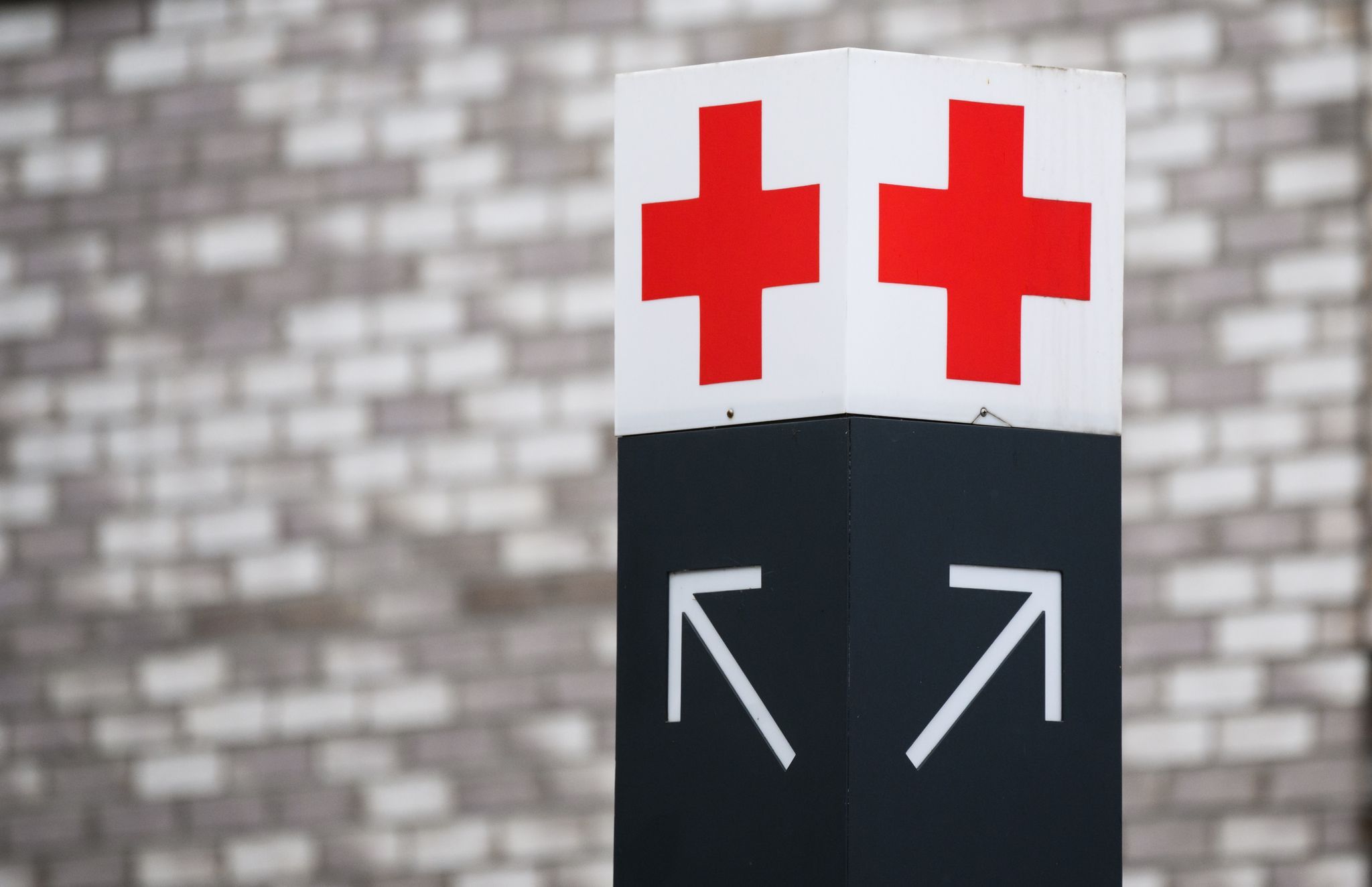 Frau verletzt Ehemann mit Axt in Kreuzberg – Seniorenpaar im Krankenhaus