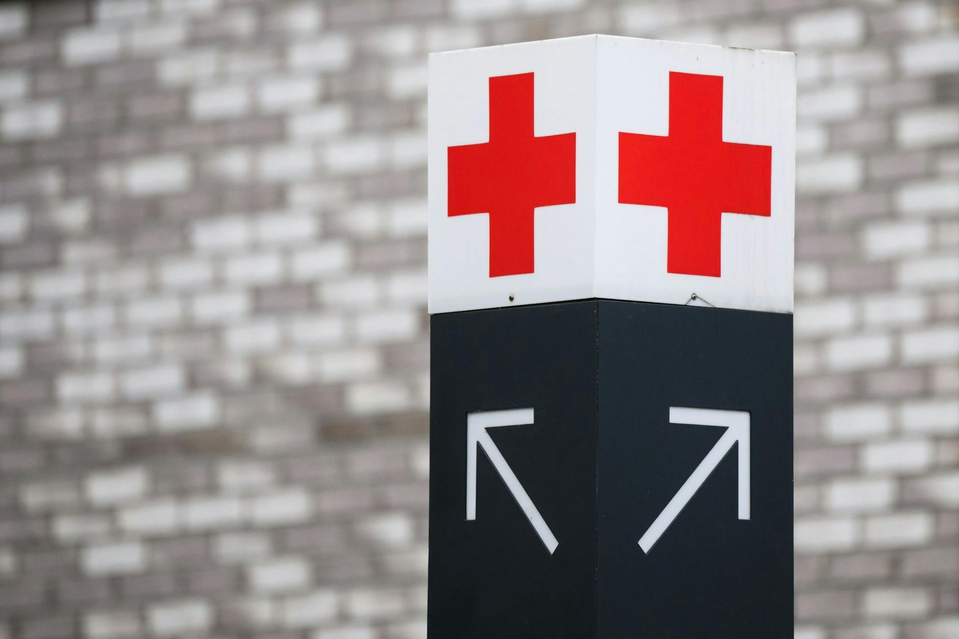 Ein Seniorenehepaar befindet sich im Krankenhaus. Die Frau soll ihren Mann angegriffen haben.