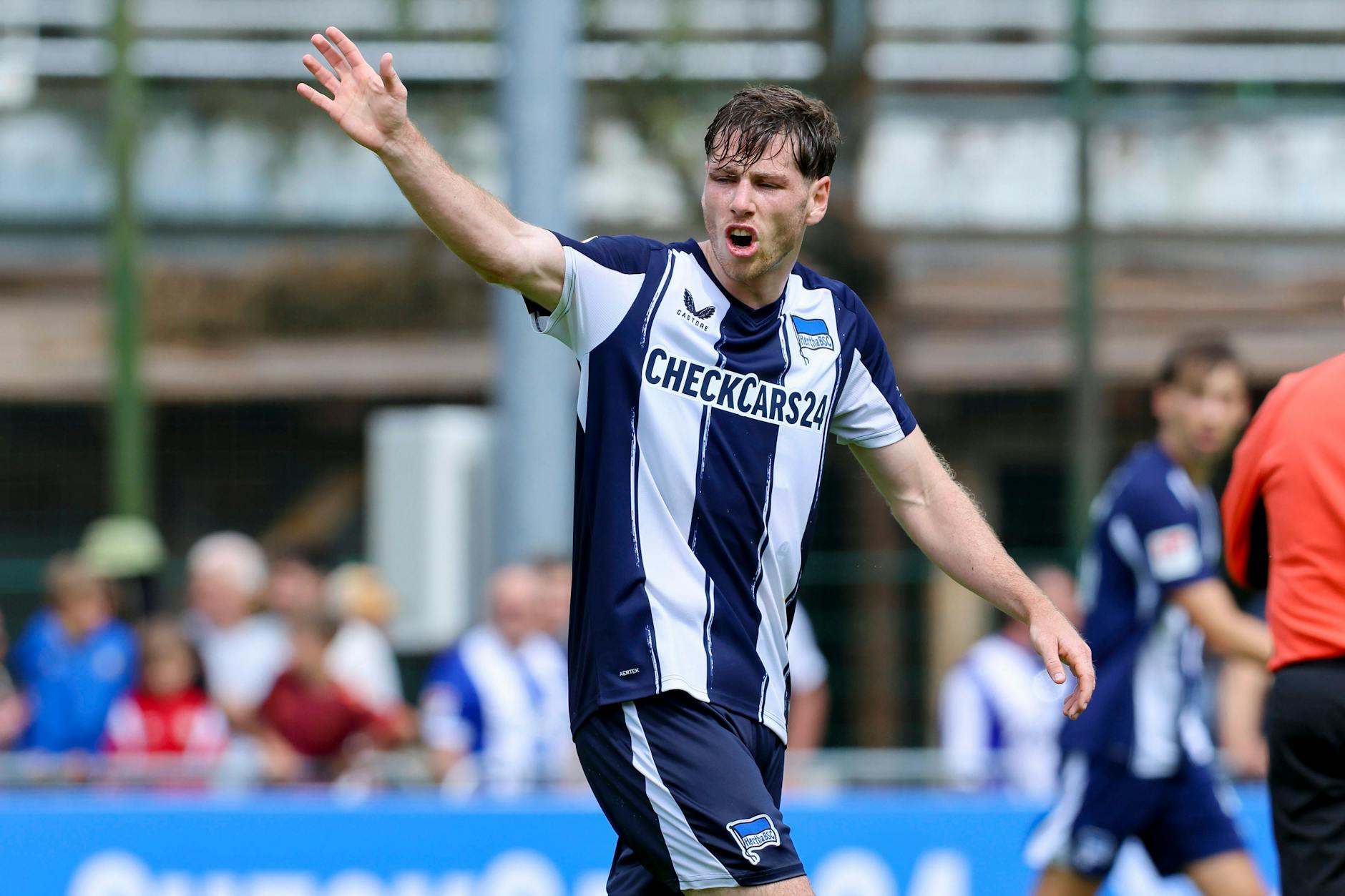 Hertha-Neuzugang Leon Jensen steht vor seiner Heimpremiere gegen seinen Ex-Klub Karlsruher SC.