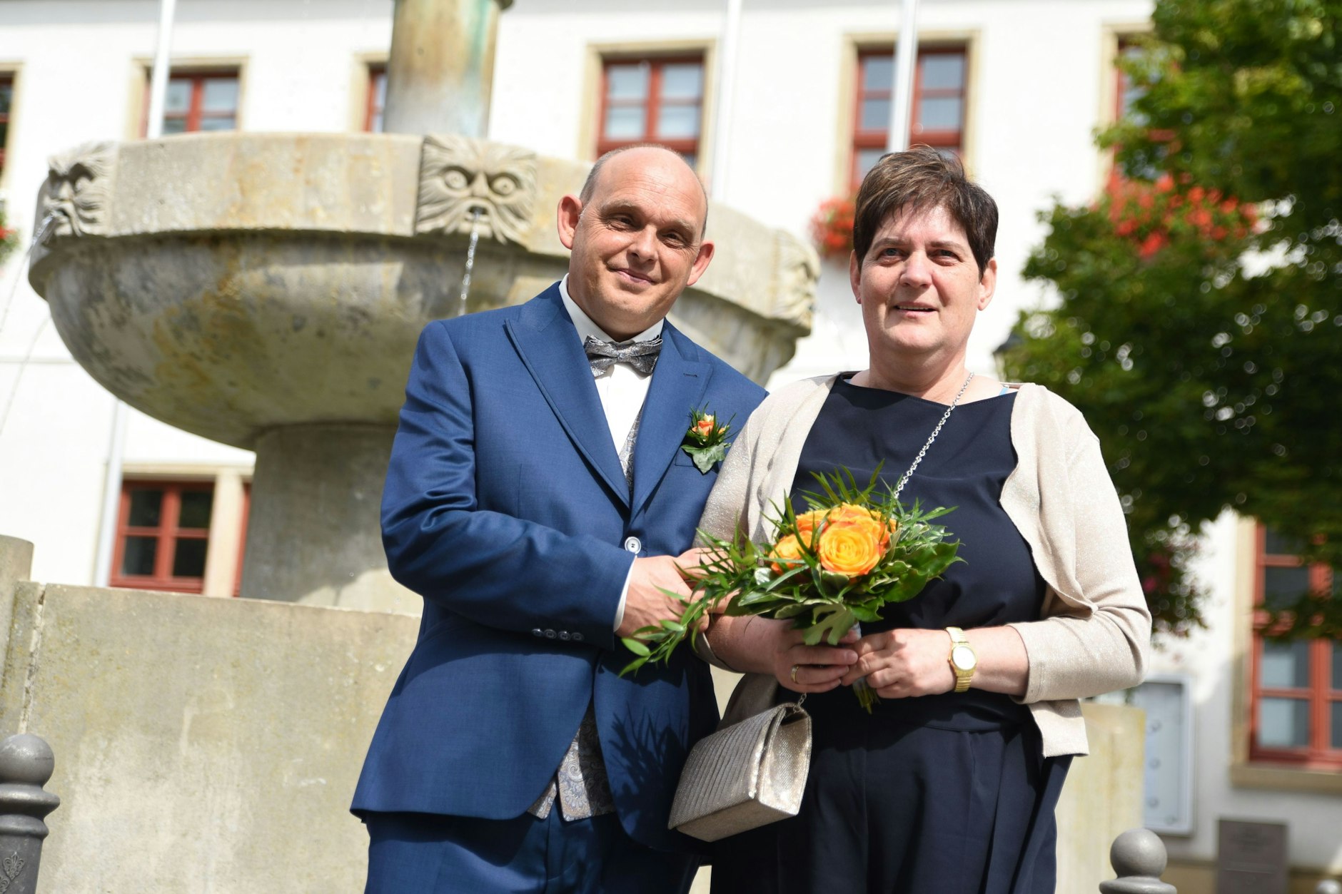 Nach fast zwei Jahren sind sie nun endlich ein Ehepaar: Kathrin Pollnow (61) und Klaus-Dieter Rose (44) vor dem Standesamt in Oschersleben (Sachsen-Anhalt).
