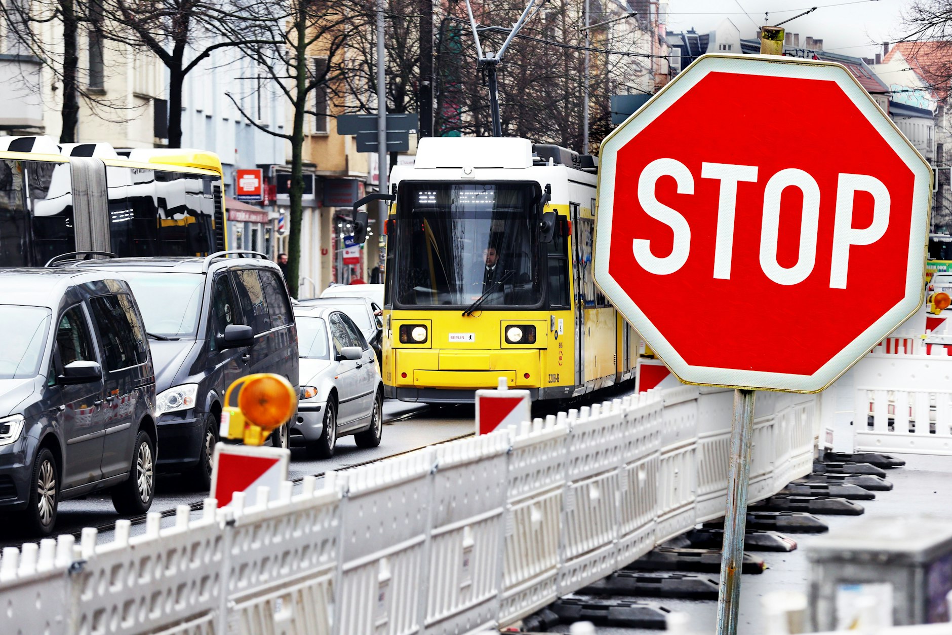Seit die Bauarbeiten der Deutschen Bahn am S-Bahnhof Köpenick begonnen haben, staut sich der Verkehr hier ständig. Nun steht die nächste Sperrung an: Über Monate wird die wichtige Verkehrsachse abgeriegelt sein.