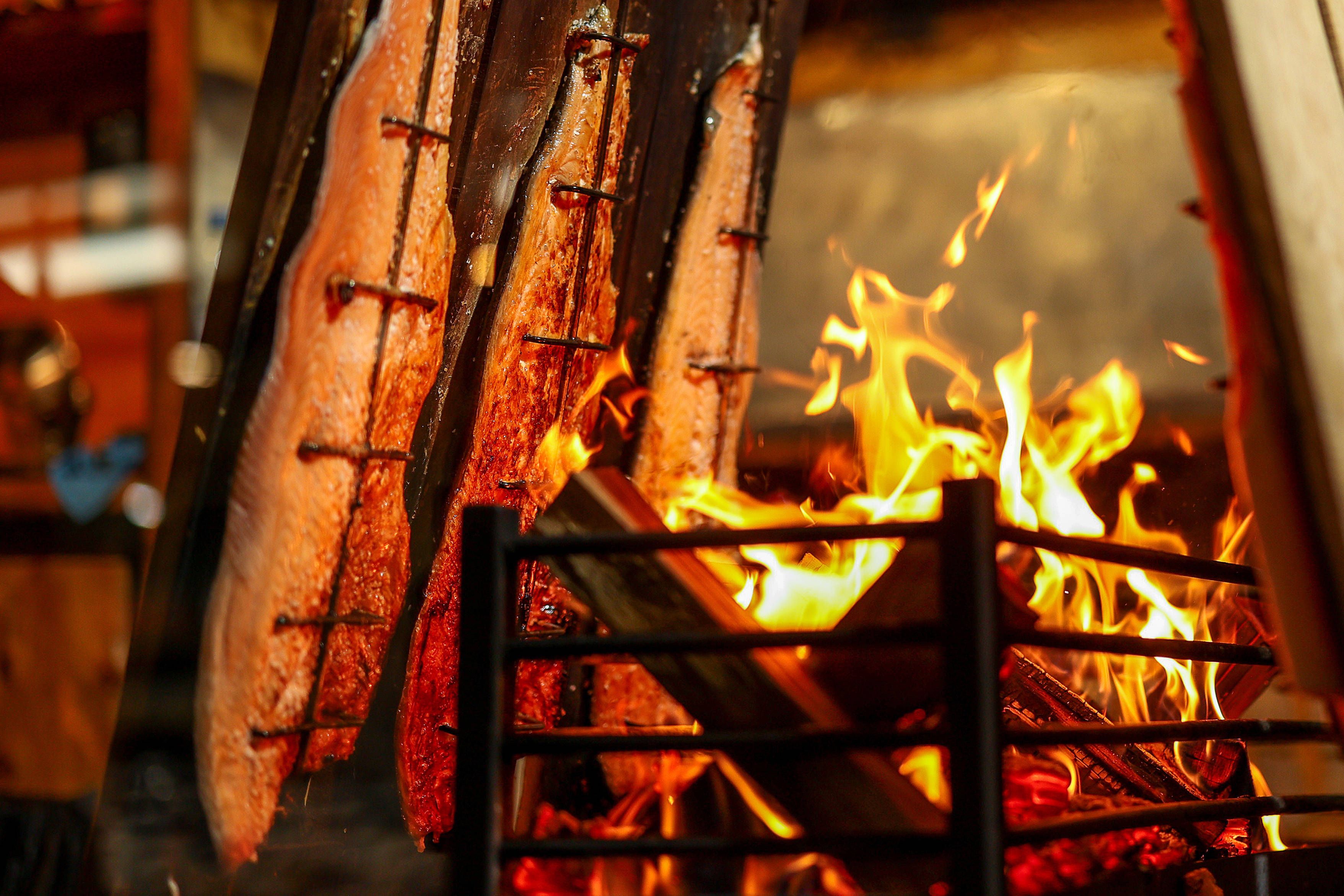 Flammlachs selber zubereiten: Mit diesem Rezept klappt’s