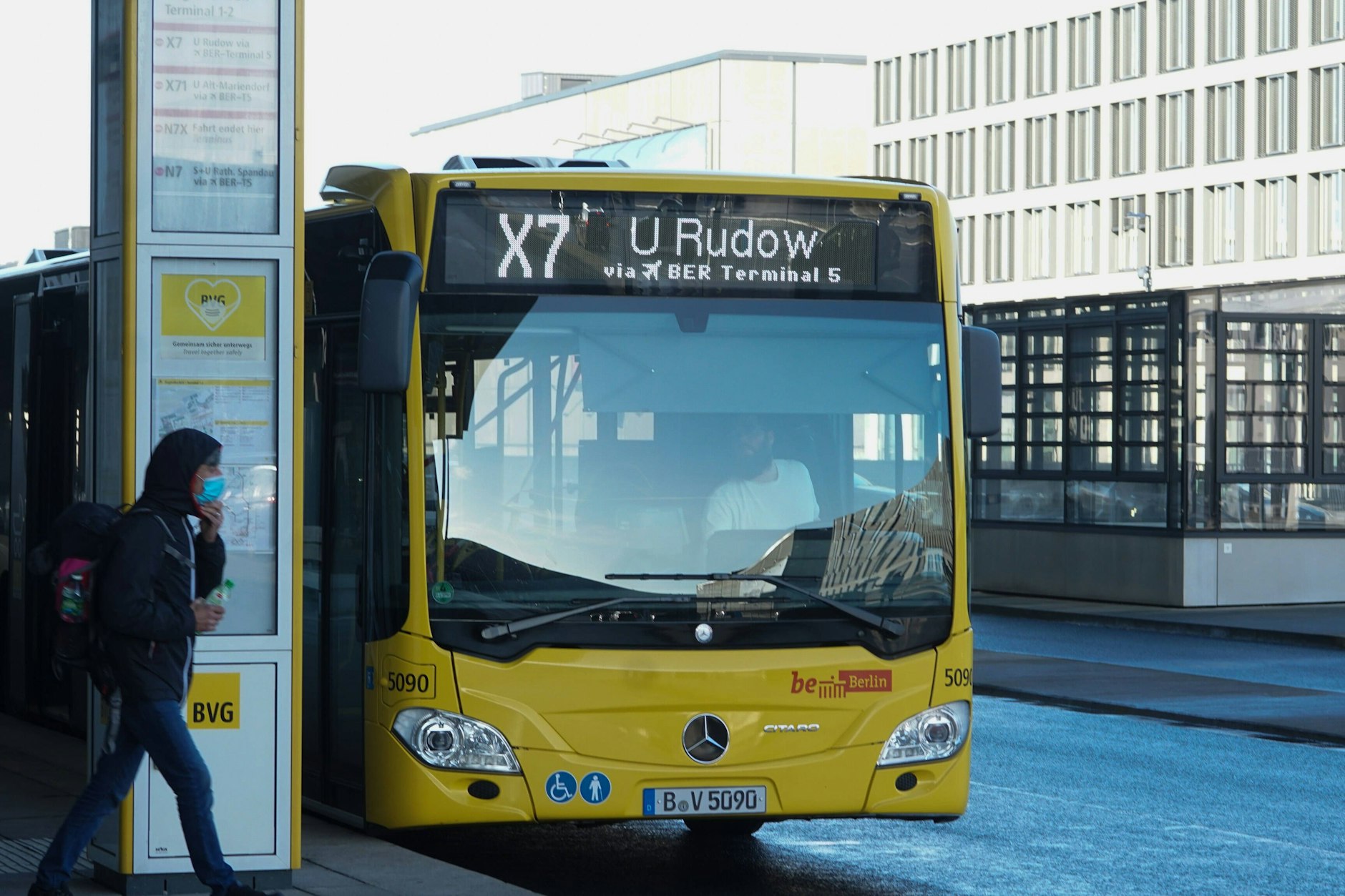 Eine der bekanntesten X-Linien: Die X7 pendelt zwischen dem U-Bahnhof Rudow und dem Flughafen BER.