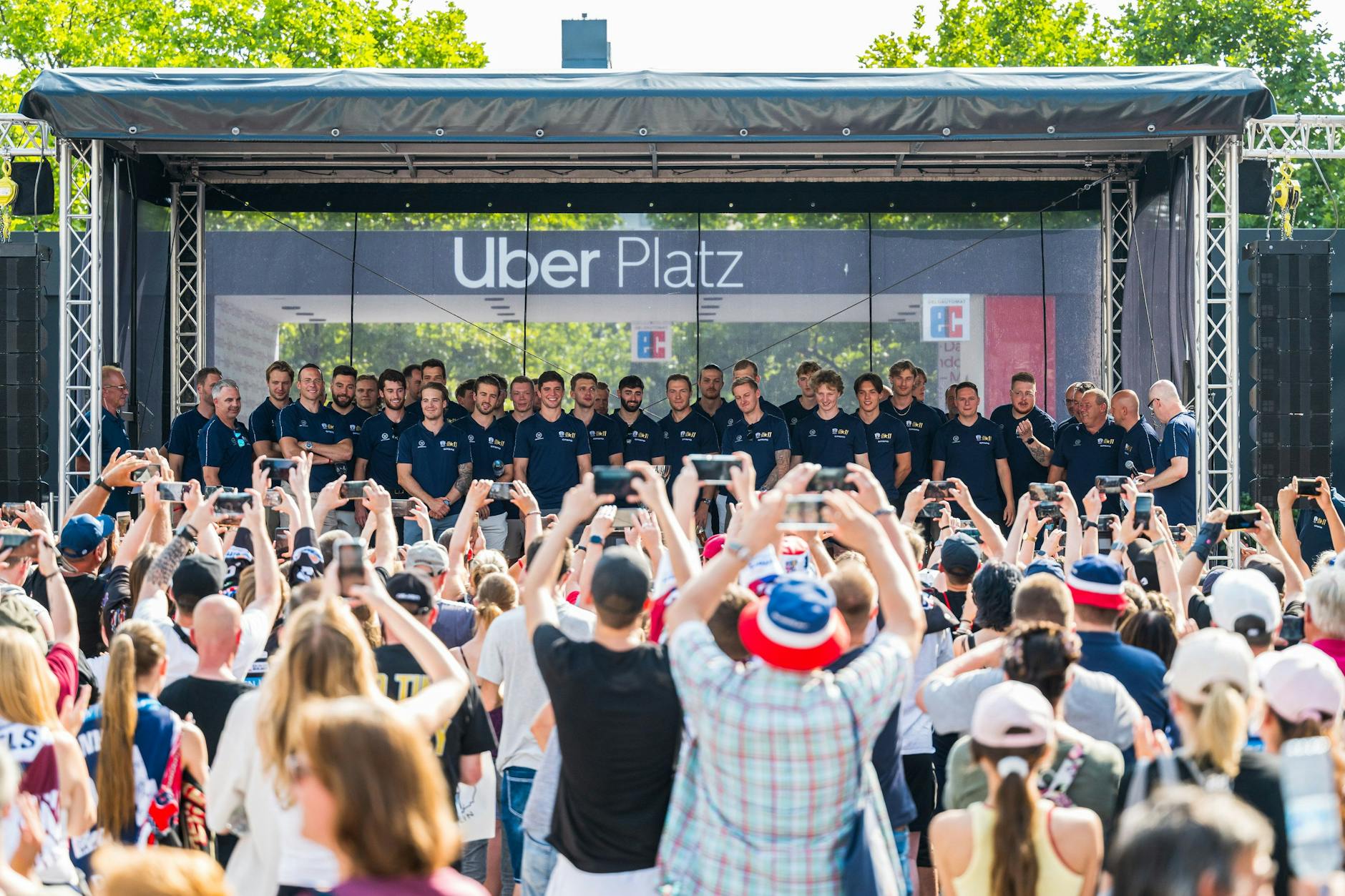 Viele Eisbären stehen vor noch mehr Fans. Die Saisoneröffnung des EHC war ein voller Erfolg.