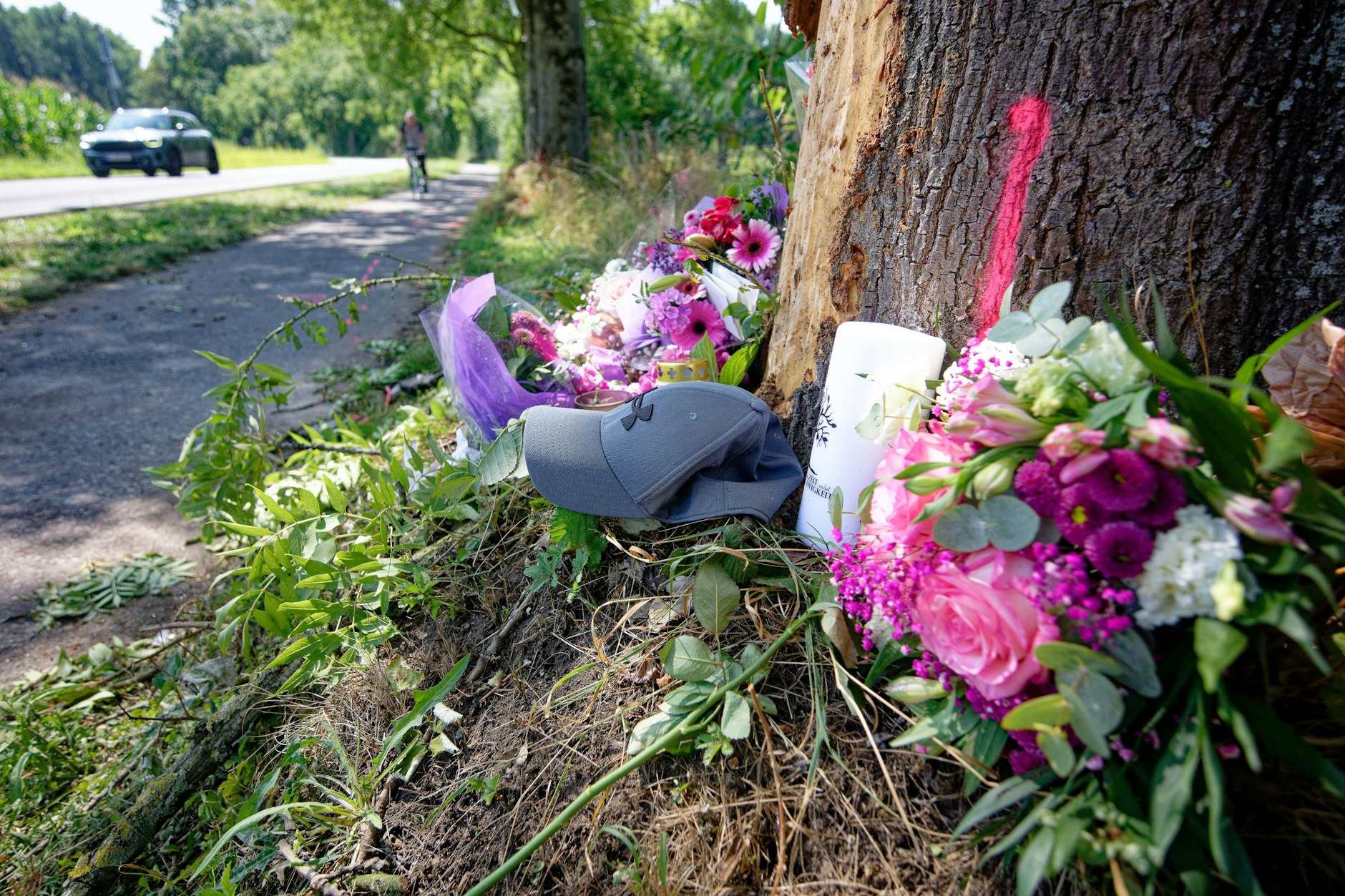 Blumen, eine Kerze und eine Mütze an der Unfallstelle am Mittag danach. In der Nacht auf Sonntag starben zwei Teenager (17, 15), als der BMW, in dem sie saßen, zwischen Düsseldorf und Monheim gegen Bäume krachte. Drei weitere Jugendliche wurden schwer verletzt.
