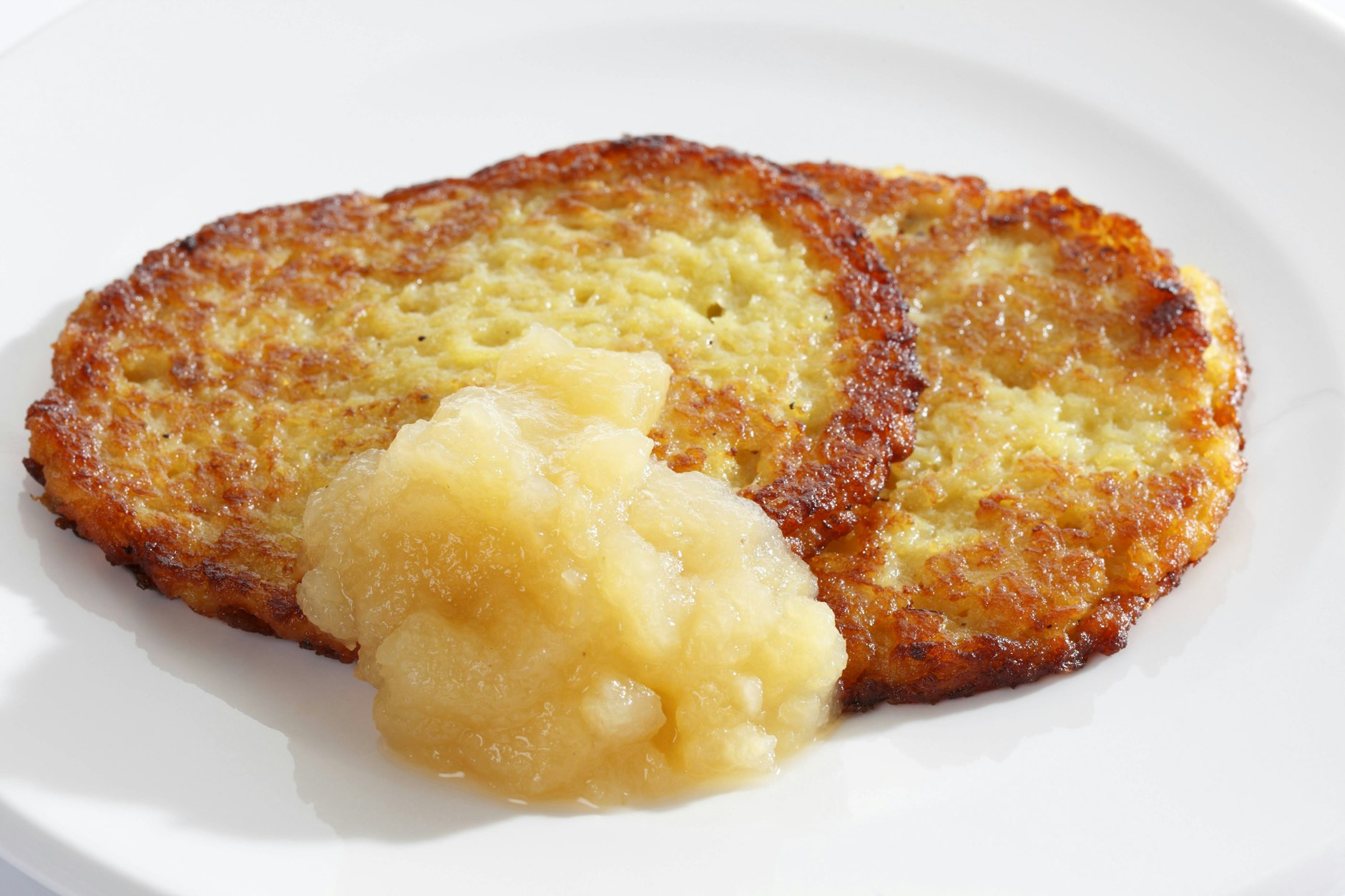 Kartoffelpuffer mit Apfelmus sind ein echtes Kinderessen. In Sachsen kennt man die Puffer als Klitscher - eine besondere Version des leckeren Gerichts aus geriebenen Kartoffeln.