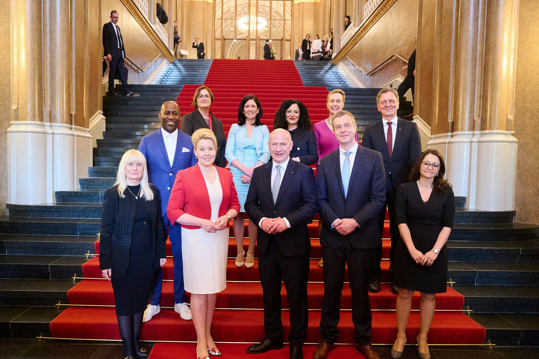 Mit dieser Senatoren-Riege trat Berlins Regierender Bürgermeister Kai Wegner (Mitte) nach der Wahl im April 2023 an. Joe Chialo (CDU, zweite Reihe, links) ist seit Mai nicht mehr Kultursenator, über einen neuen Job ist nichts bekannt. Ex-Verkehrssenatorin Manja Schreiner (CDU, hintere Reihe, 2.v.r.) ist heute Hauptgeschäftsführerin der IHK Berlin.