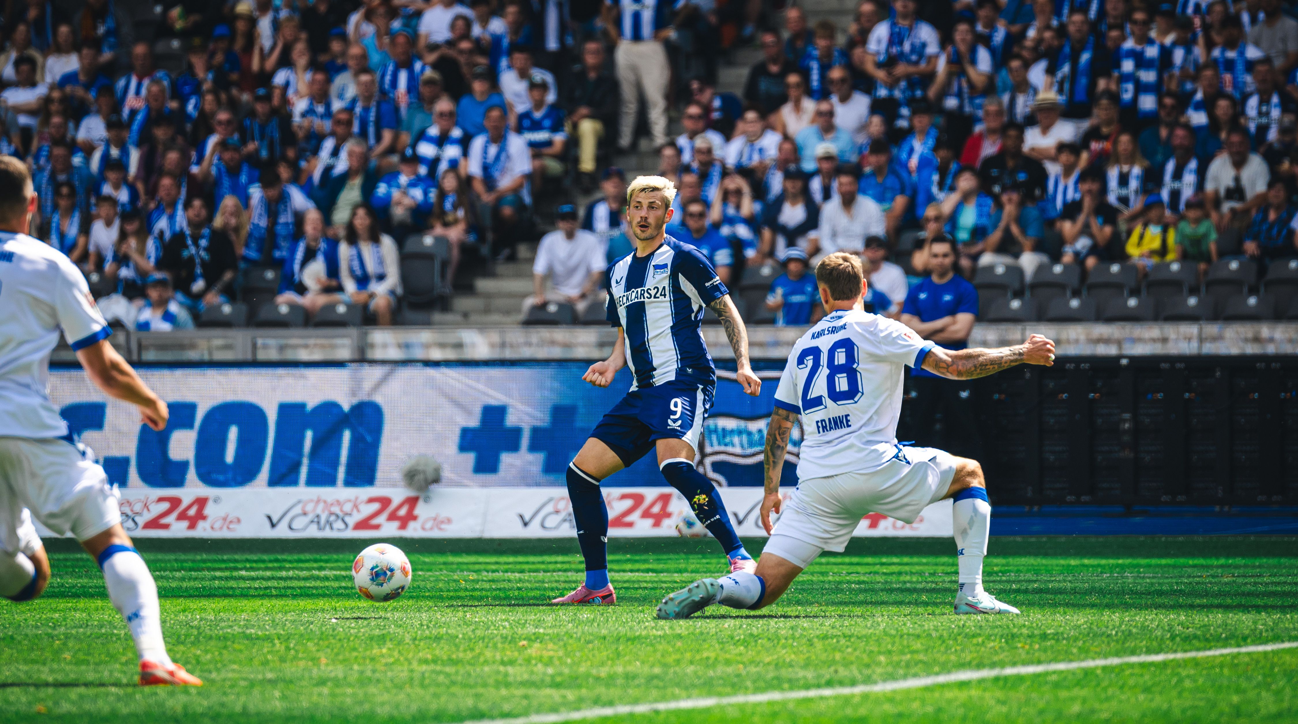 Stürmer Kownacki zeigt, wer im Hertha-Mittelfeld falsch läuft