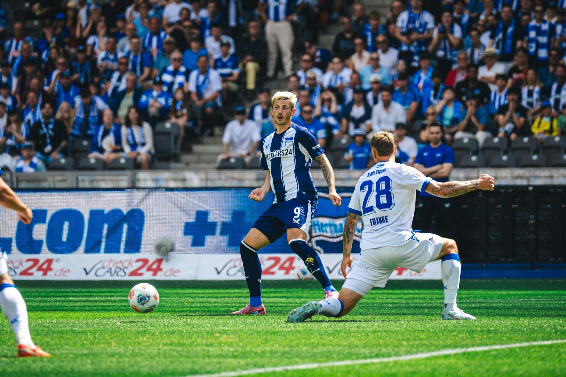 Herthas neuer Stürmer Dawid Kownacki muss sich die Bälle schon selbst holen, weil er zu wenig angespielt wird.