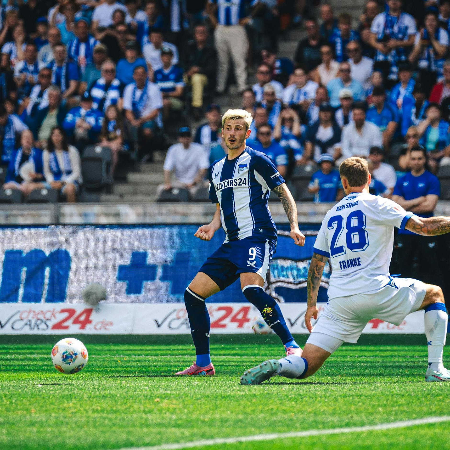 Stürmer Kownacki zeigt, wer im Hertha-Mittelfeld falsch läuft