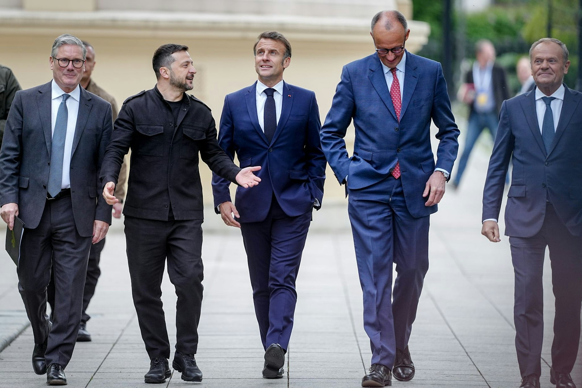 Keir Starmer (l-r), Premierminister von Großbritannien, Wolodymyr Selenskyj, Präsident der Ukraine, Frankreichs Präsident Emmanuel Macron und Donald Tusk, Ministerpräsident von Polen, gehen gemeinsam durch den Garten des Marienpalastes nach der Pressekonferenz im Rahmen des Treffens der Koalition der Willigen in Kiew.