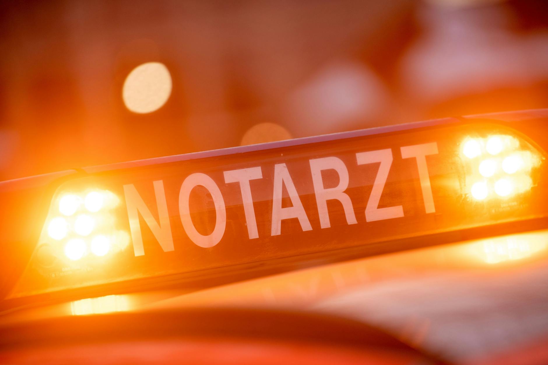 Ein Dachschild mit der Aufschrift "Notarzt" steht auf einem Einsatzwagen eines Notarztes.
