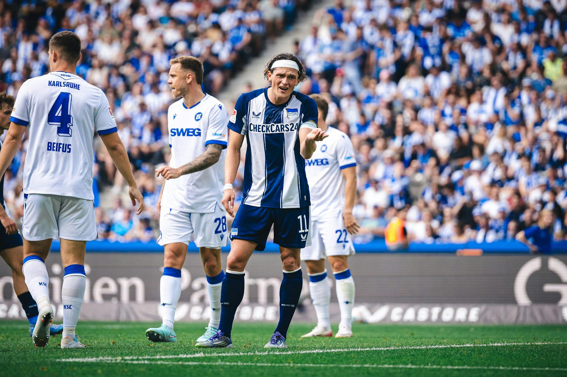 Verzweifelter Blick von Hertha-Kapitän Fabian Reese beim 0:0 gegen den KSC.. Wieder kein Tor, wieder kein Heimsieg zum Heimstart der Saison!