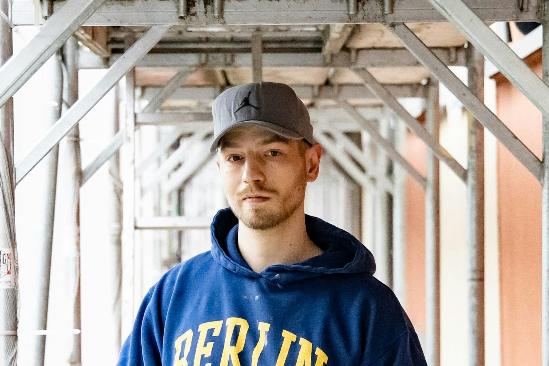 Seit fast fünf Jahren lebt der Ost-Berliner Daniel Anders auf einer Baustelle. Manchmal wisse er nicht, wie lange er das noch durchhält, sagt er.