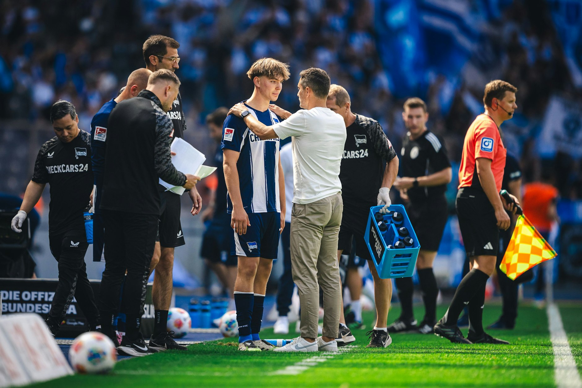 Ein historischer Moment: Hertha-Trainer Stefan Leitl fasst Supertalent Kennet Eichhorn vor der Einwechslung väterlich auf die Schultern.