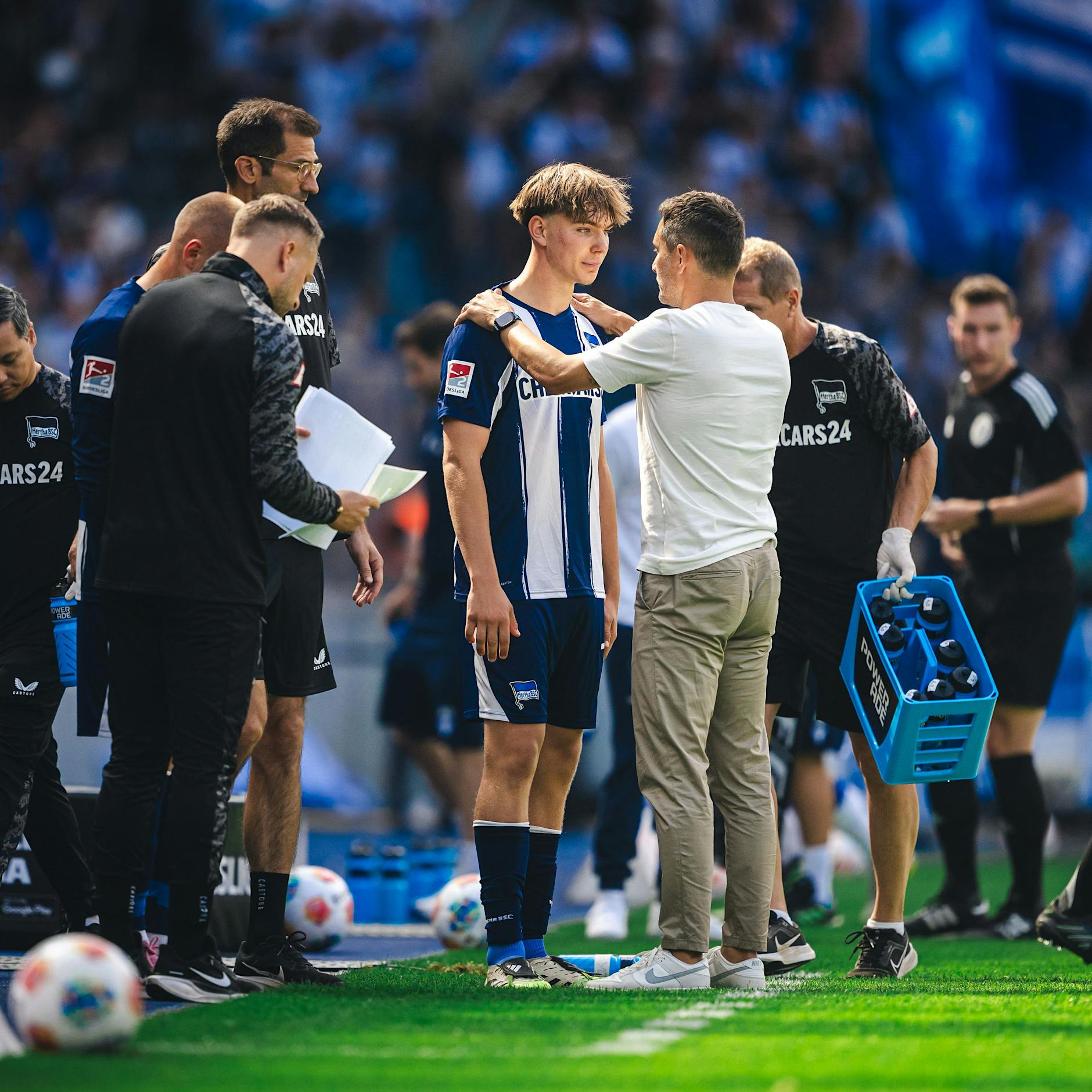 Wunderkind Kennet Eichhorn (16) winkt im DFB-Pokal die Hertha-Startelf