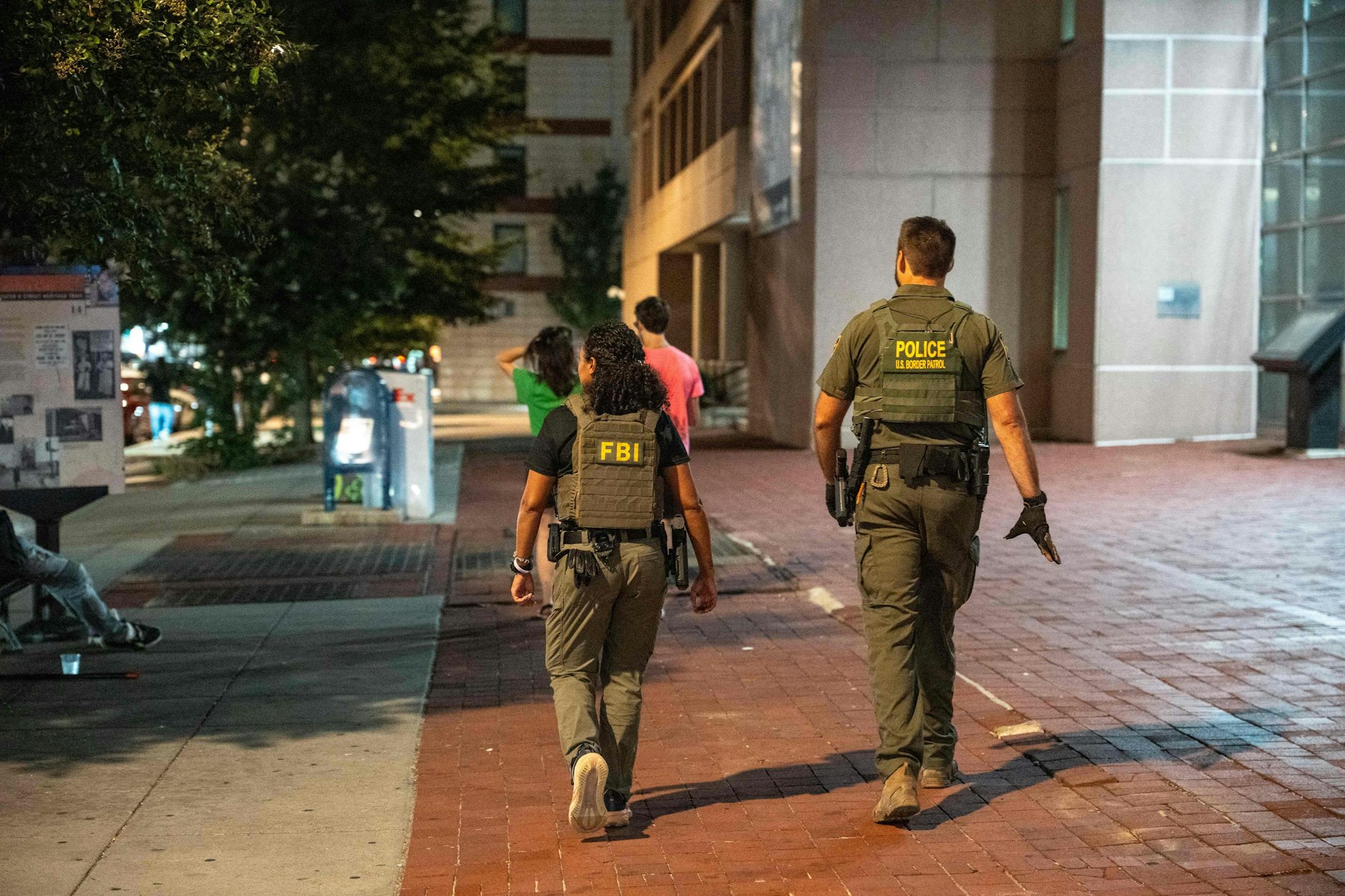 FBI- und Grenzschutzbeamte patrouillieren nachts in der Hauptstadt Washington.