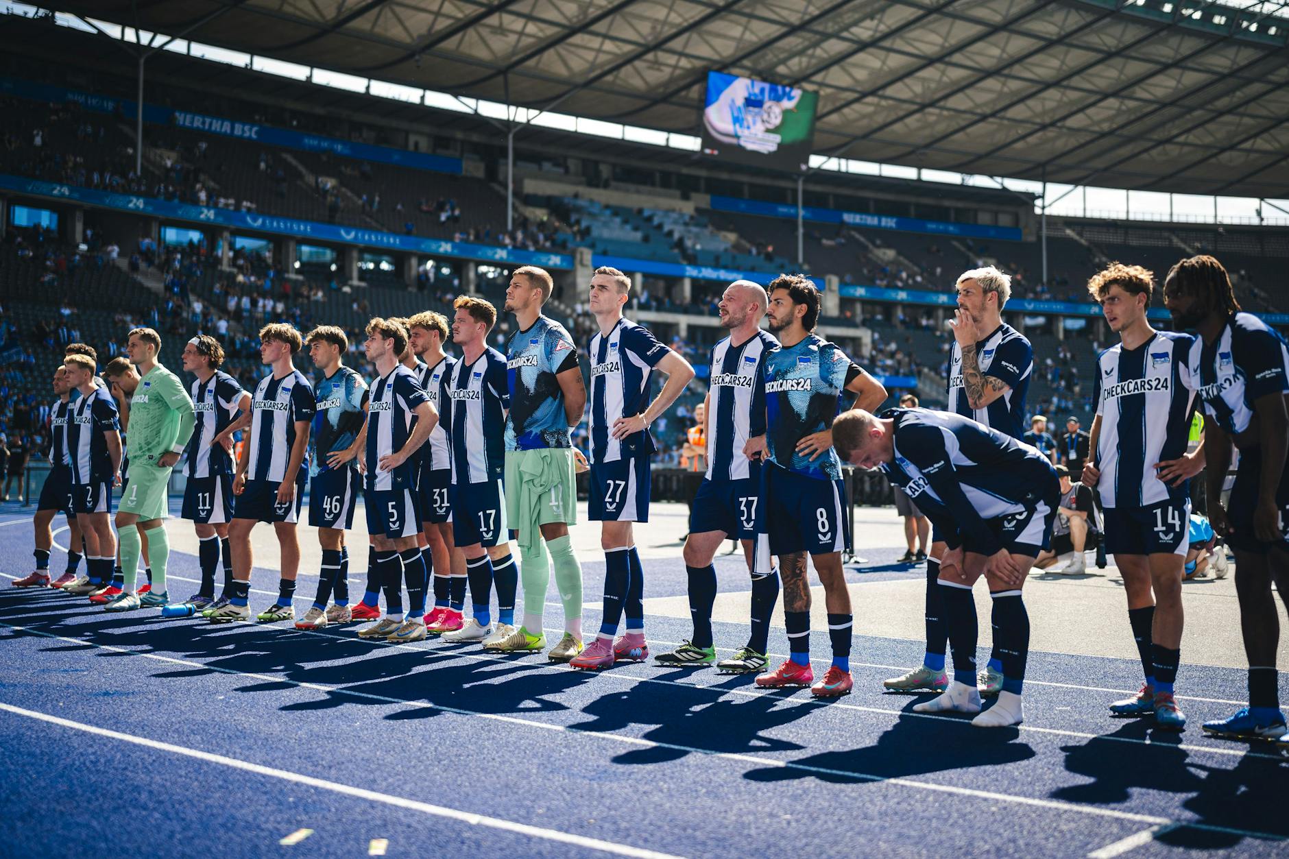 Keine Jubelorgie mit den Fans in der Ostkurve, nach dem 0:0-Heimspiel gegen den KSC herrscht bei Herthas Profis Frust.