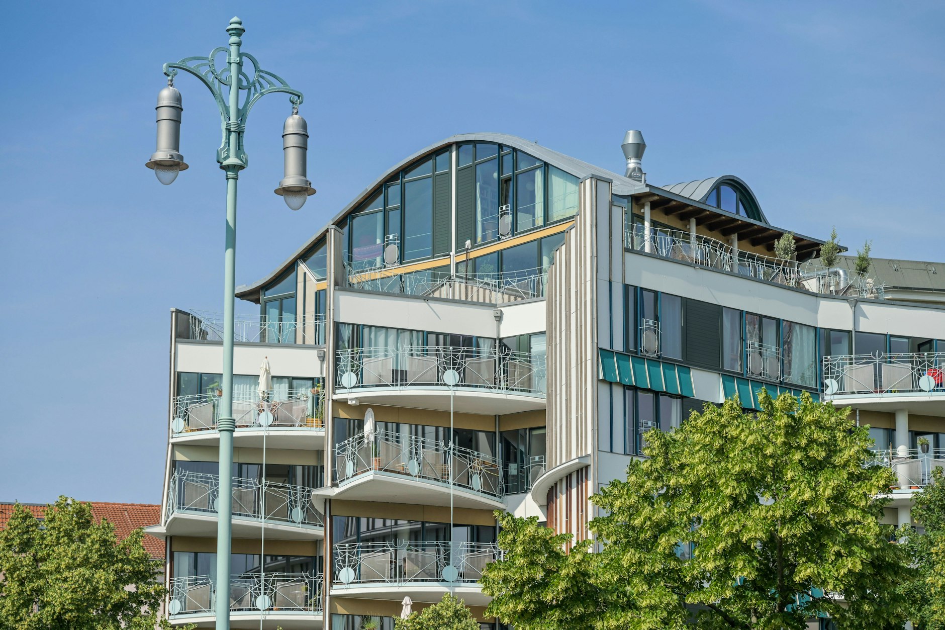 Die perfekte Welle: Wohnhaus am Winterfeldtplatz, Schöneberg