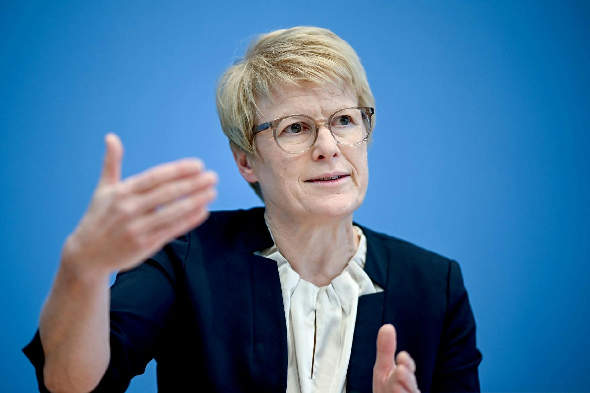 Veronika Grimm, Mitglied im Sachverständigenrat der Bundesregierung, fordert Kürzungen bei den Sozialversicherungen.