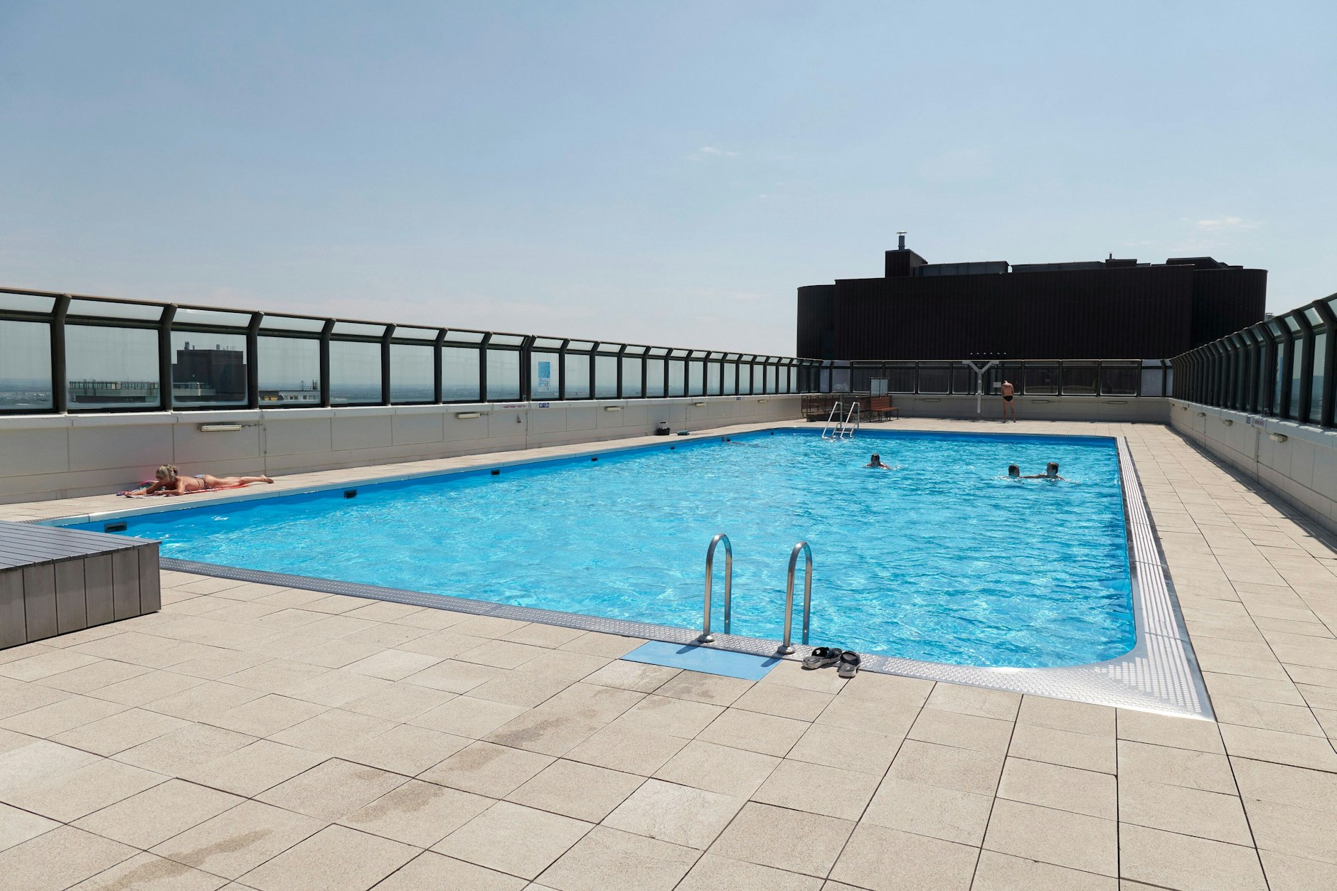 Vorbild für Berlin? Ein Pool auf dem Dach eines Wohnhauses in der Wiener Siedlung Alterlaa