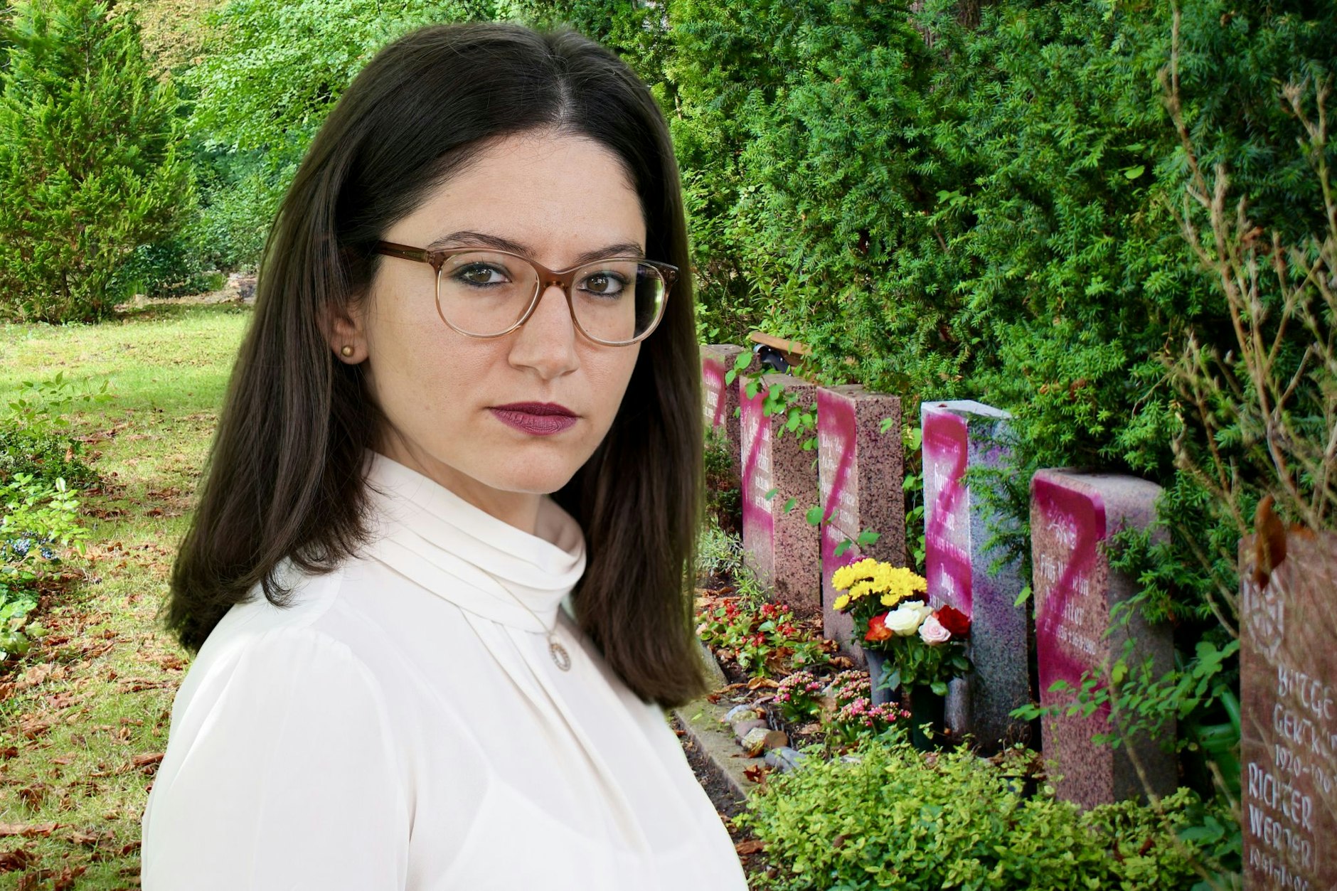 Filiz Keküllüoglu (Grüne), Lichtenbergs Bezirksstadträtin für Verkehr, Grünflächen, Ordnung, Umwelt- und Naturschutz, nach der Attacke auf den Friedhof der Sozialisten: „Ich bin tief erschüttert über die beschmierten Grabsteine.“