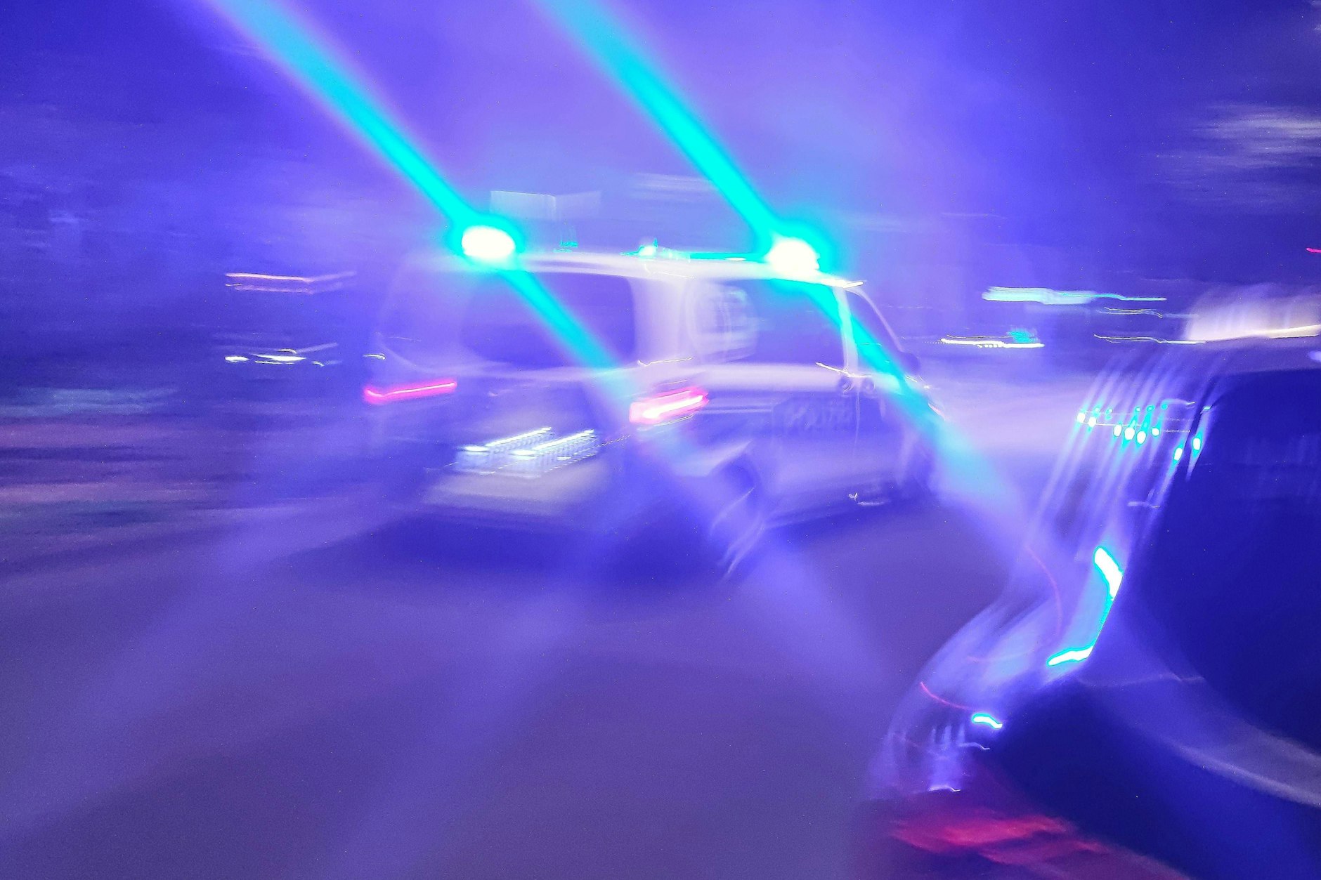 In der Nacht zu Sonntag kam es in Berlin-Gesundbrunnen zu einer wilden Verfolgungsjagd. Am Ende fuhr die Polizei einen zu Fuß Flüchtenden an (Symbolfoto). 