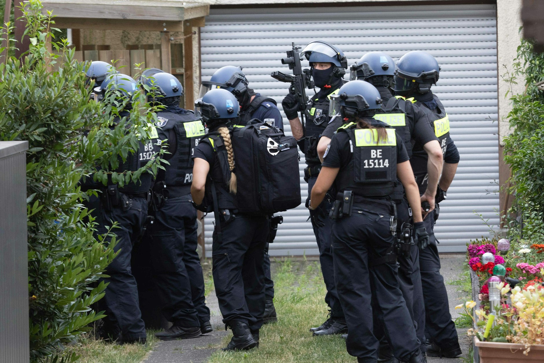 Eine SEK-Truppe im Einsatz (Symbolfoto).  Die Spezialkräfte der Polizei rückten am Sonnabend auch zu einer Wohnung in Bohnsdorf an.