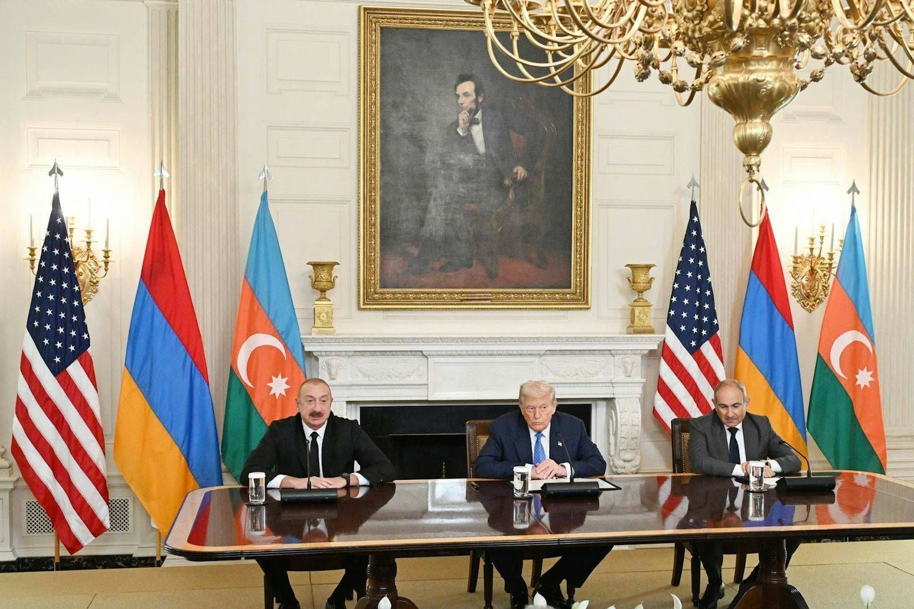 Trump schließt Frieden mit Aserbaidschan (Iljam Aliyev) und Armenien (Nikol Pashinyan).