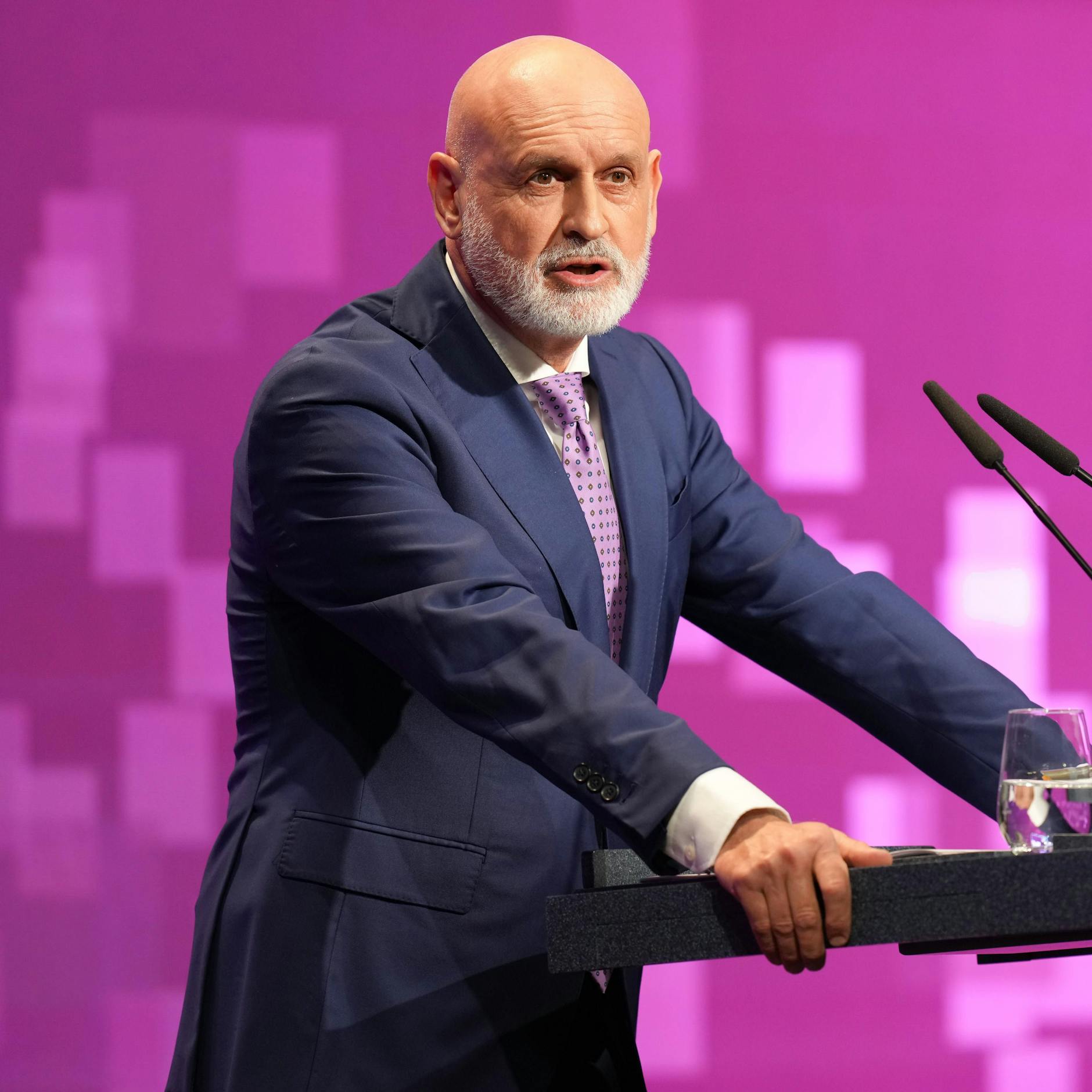 Image - Beamte sollen länger arbeiten: Beamtenbund-Chef kritisiert Minister scharf