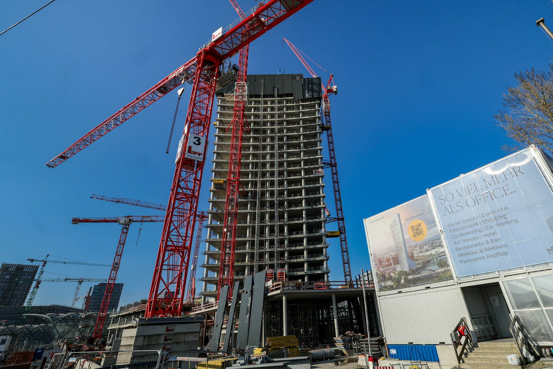 Die Baustelle des Hamburger Wolkenkratzers Elbtower ist seit der Insolvenz der Signa-Firmengruppe des österreichischen Milliardärs René Benko verwaist.