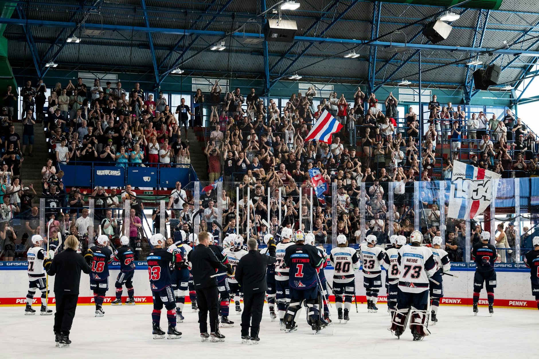 Die Spieler der Eisbären applaudieren während des Trainings im Welli den Fans.